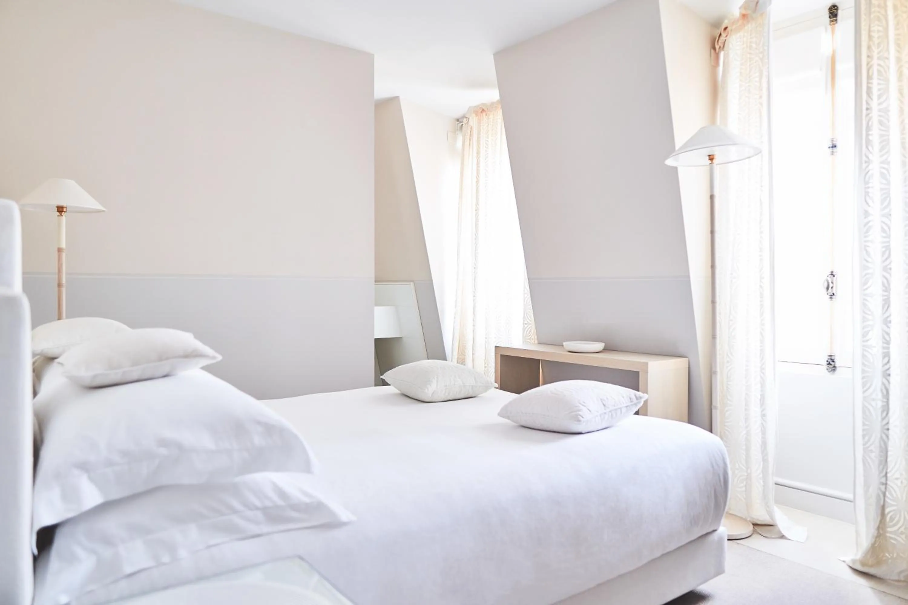 Photo of the whole room, Bed in Monsieur George Hotel & Spa - Champs-Elysées