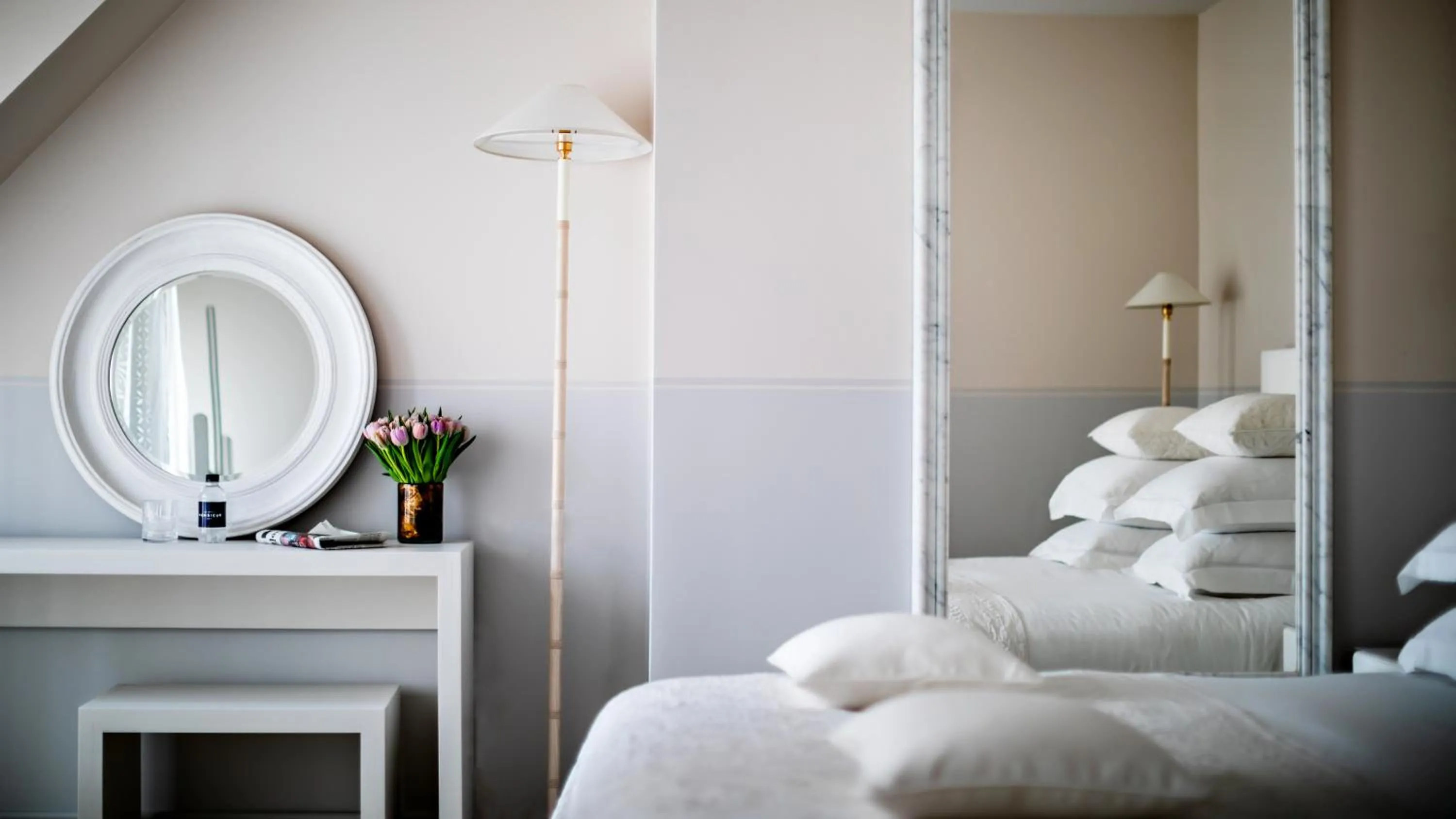 Photo of the whole room, Bed in Monsieur George Hotel & Spa - Champs-Elysées