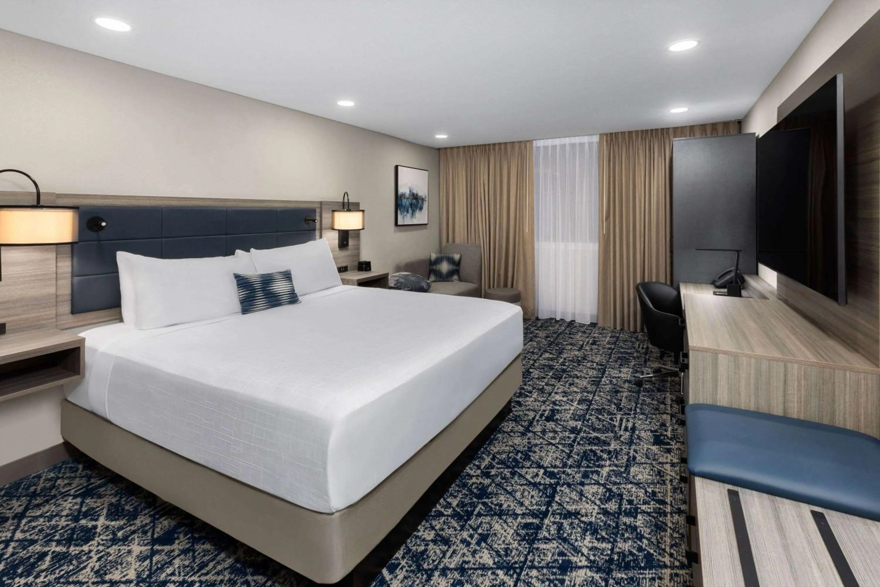 Bed in Wyndham DFW Airport