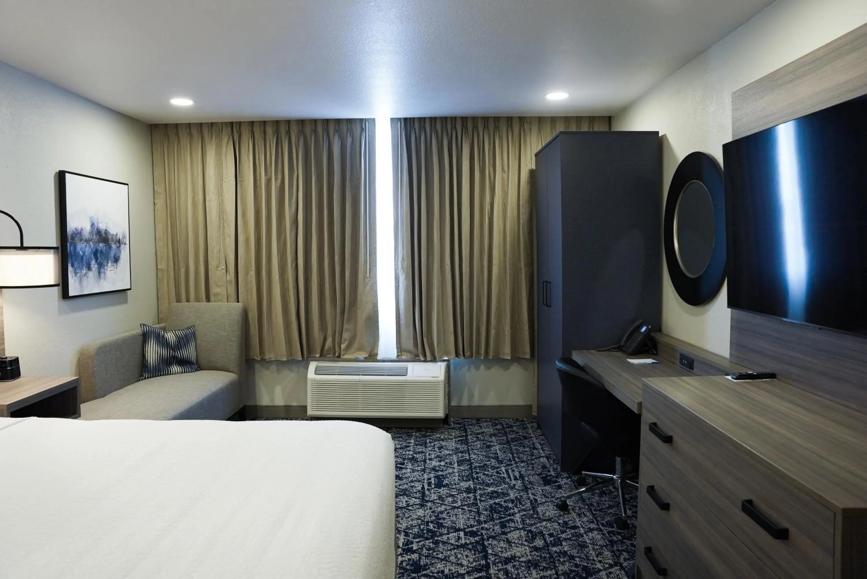 Bed in Wyndham DFW Airport