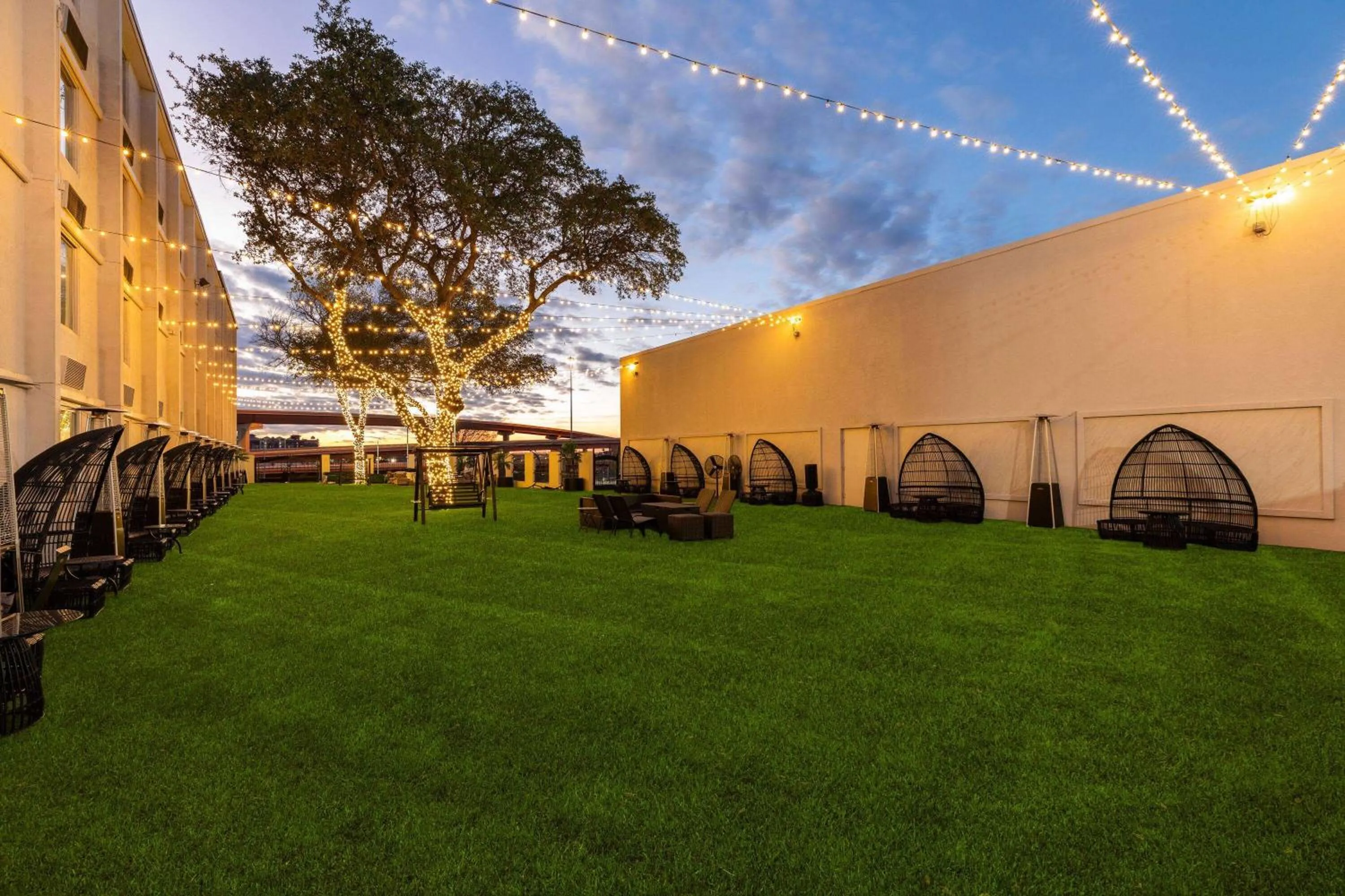 Inner courtyard view in Wyndham DFW Airport