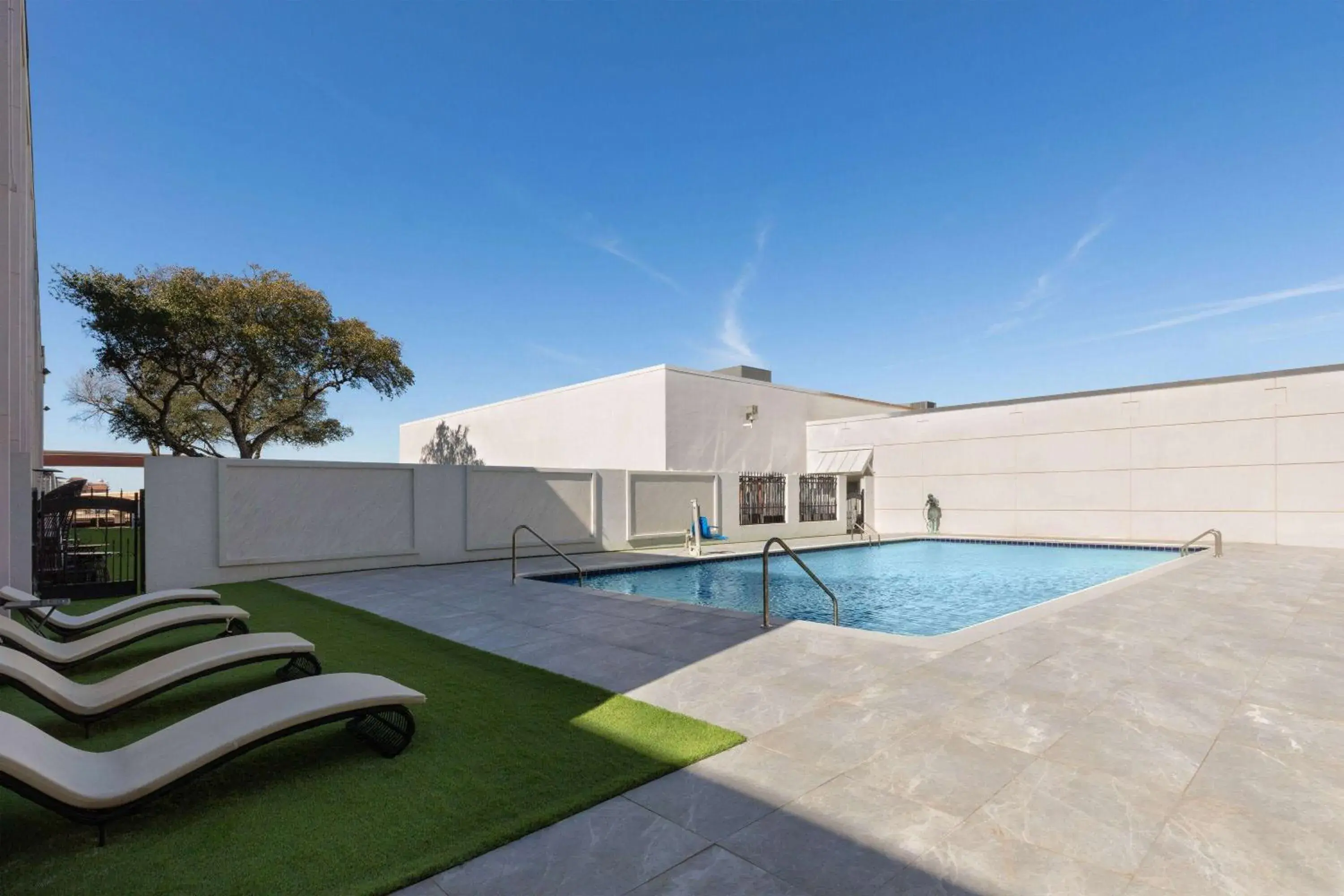 Pool view in Wyndham DFW Airport Pool view in Wyndham DFW Airport