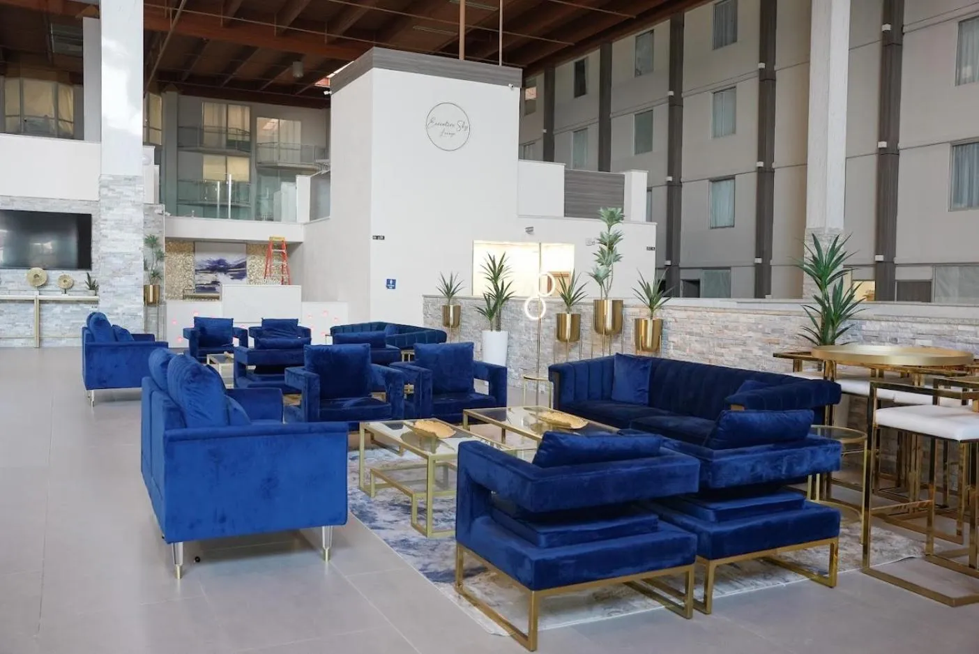 Living room in Wyndham DFW Airport