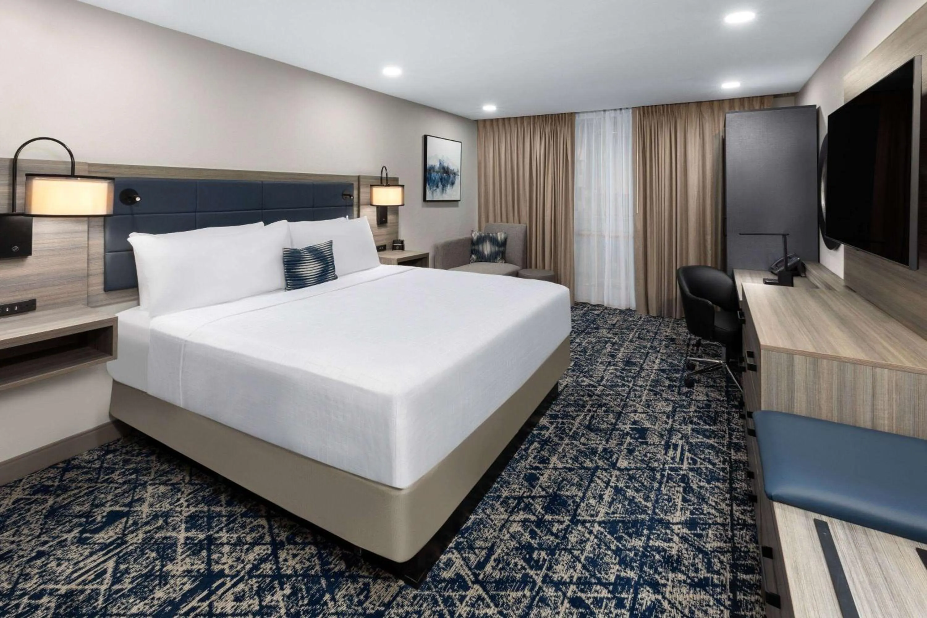 Photo of the whole room, Bed in Wyndham DFW Airport