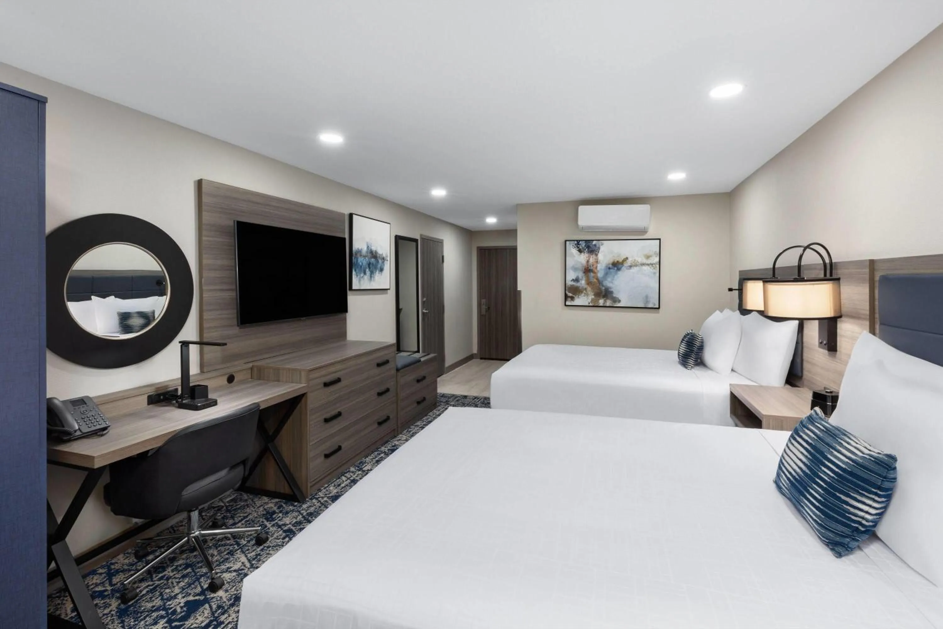 Photo of the whole room, Bed in Wyndham DFW Airport