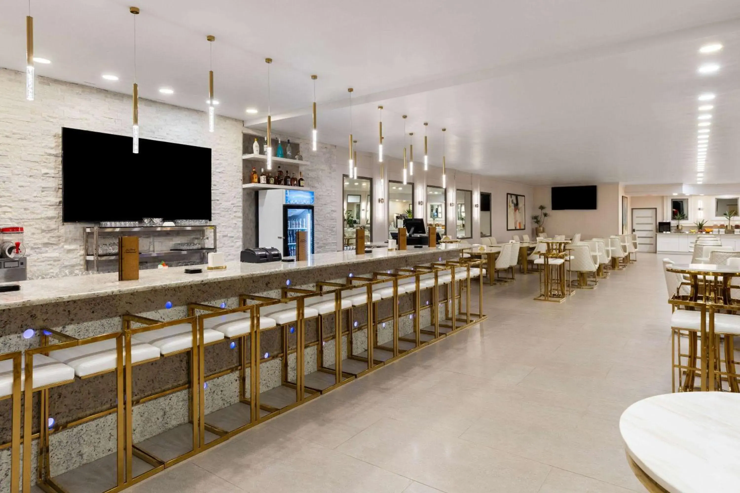 Lounge or bar in Wyndham DFW Airport Lounge or bar in Wyndham DFW Airport