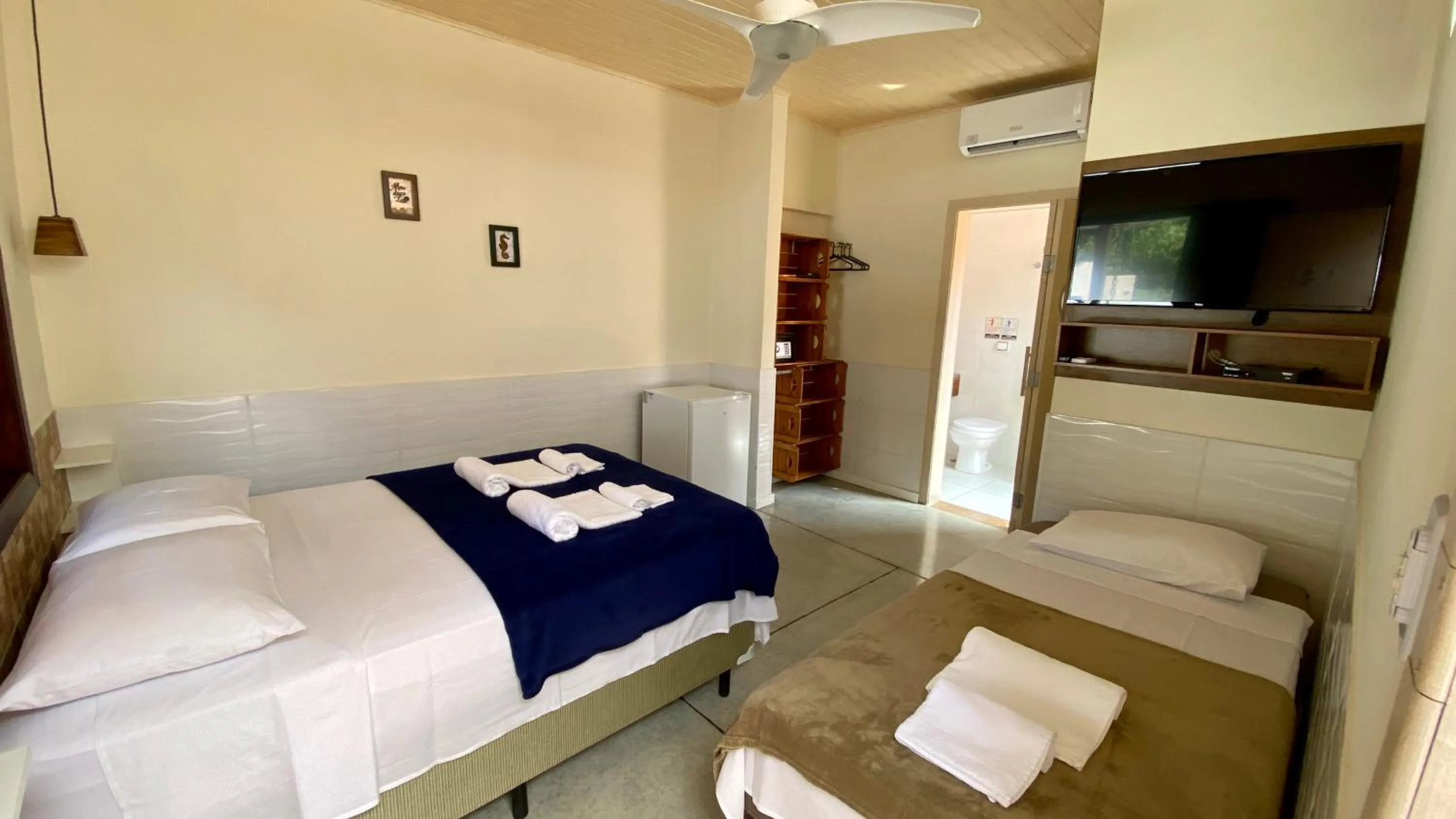 Photo of the whole room, Bed in Suíte Lázaro