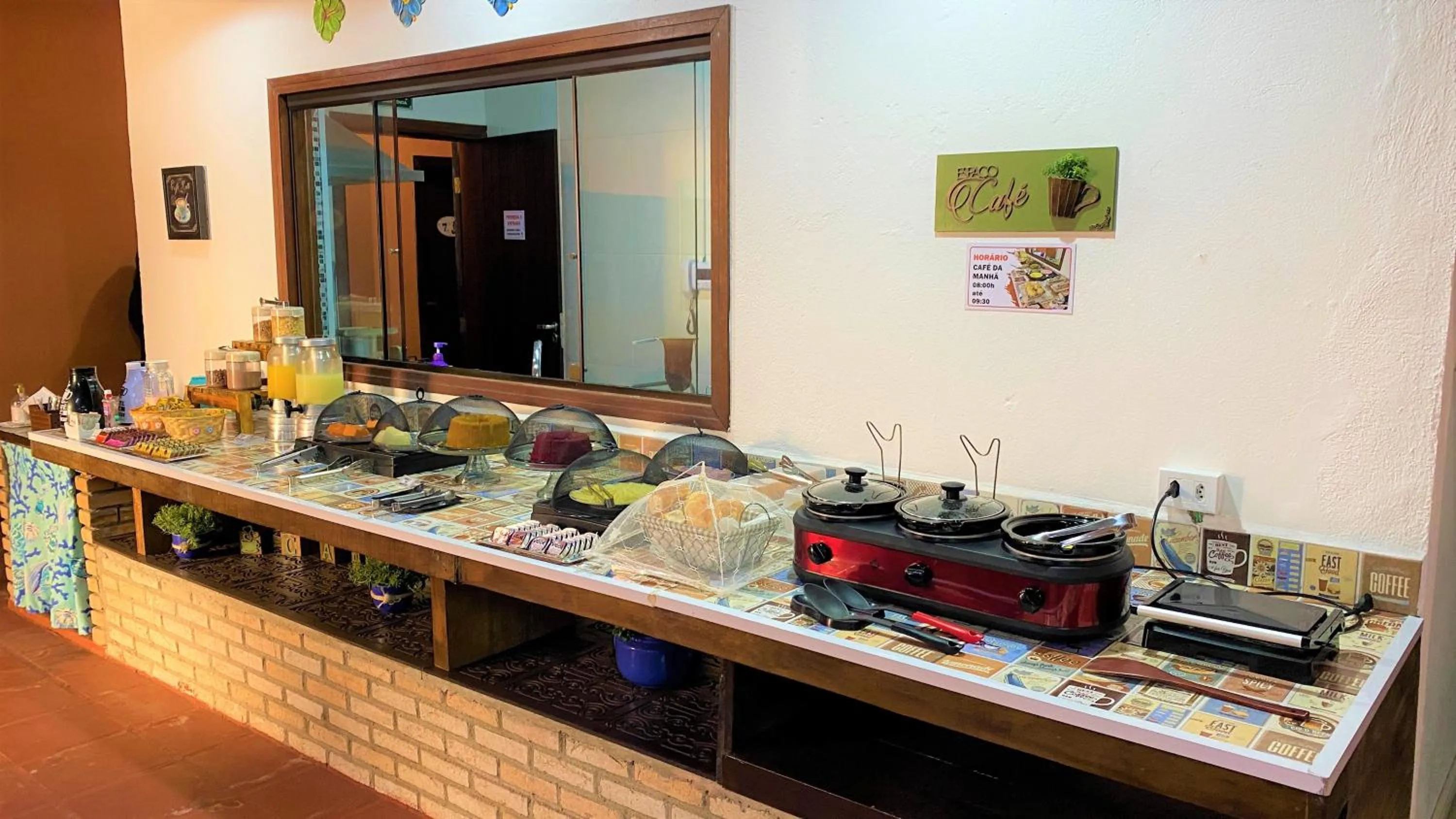 Buffet breakfast in Suíte Lázaro