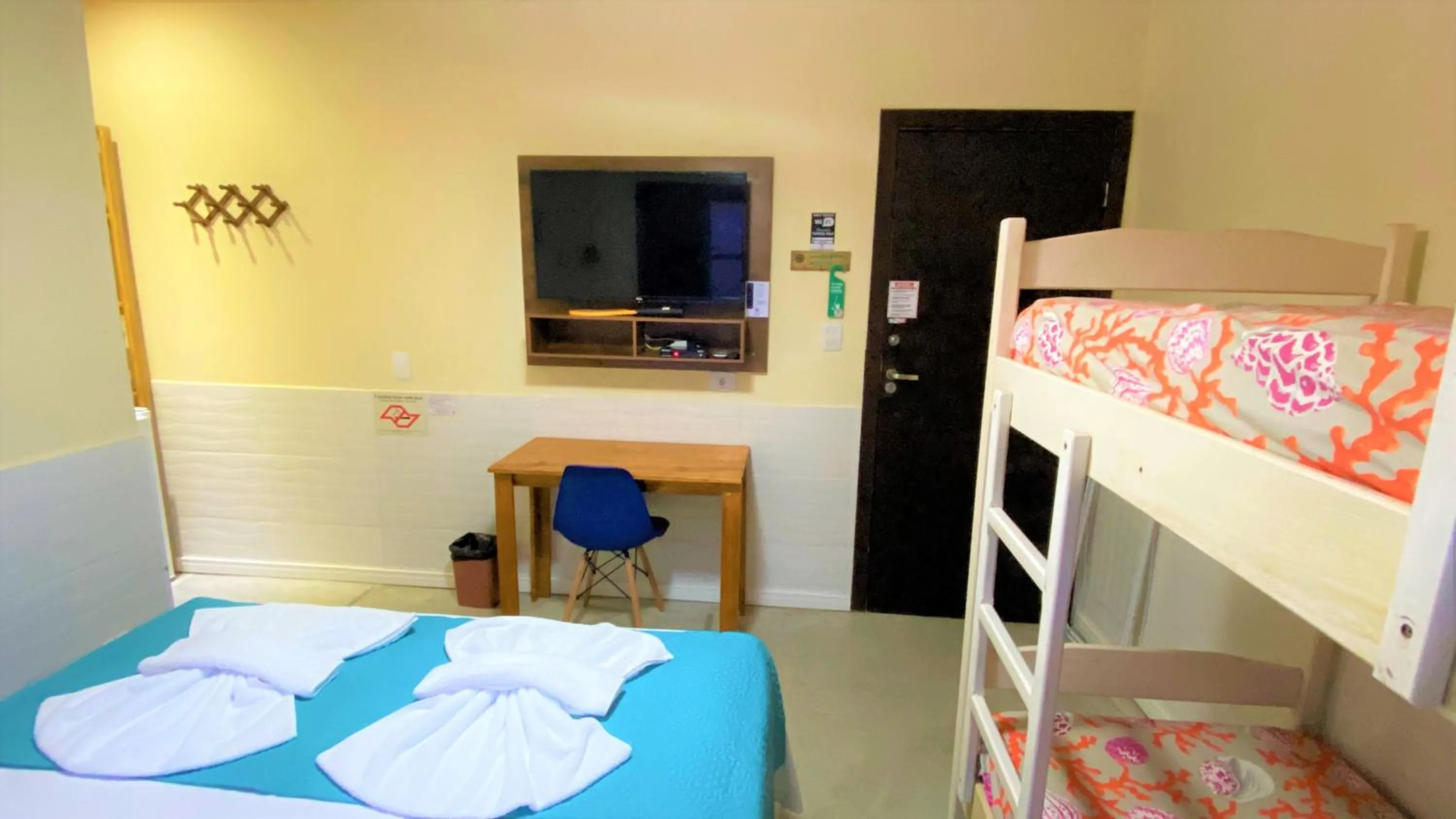 Photo of the whole room, Bed in Suíte Lázaro