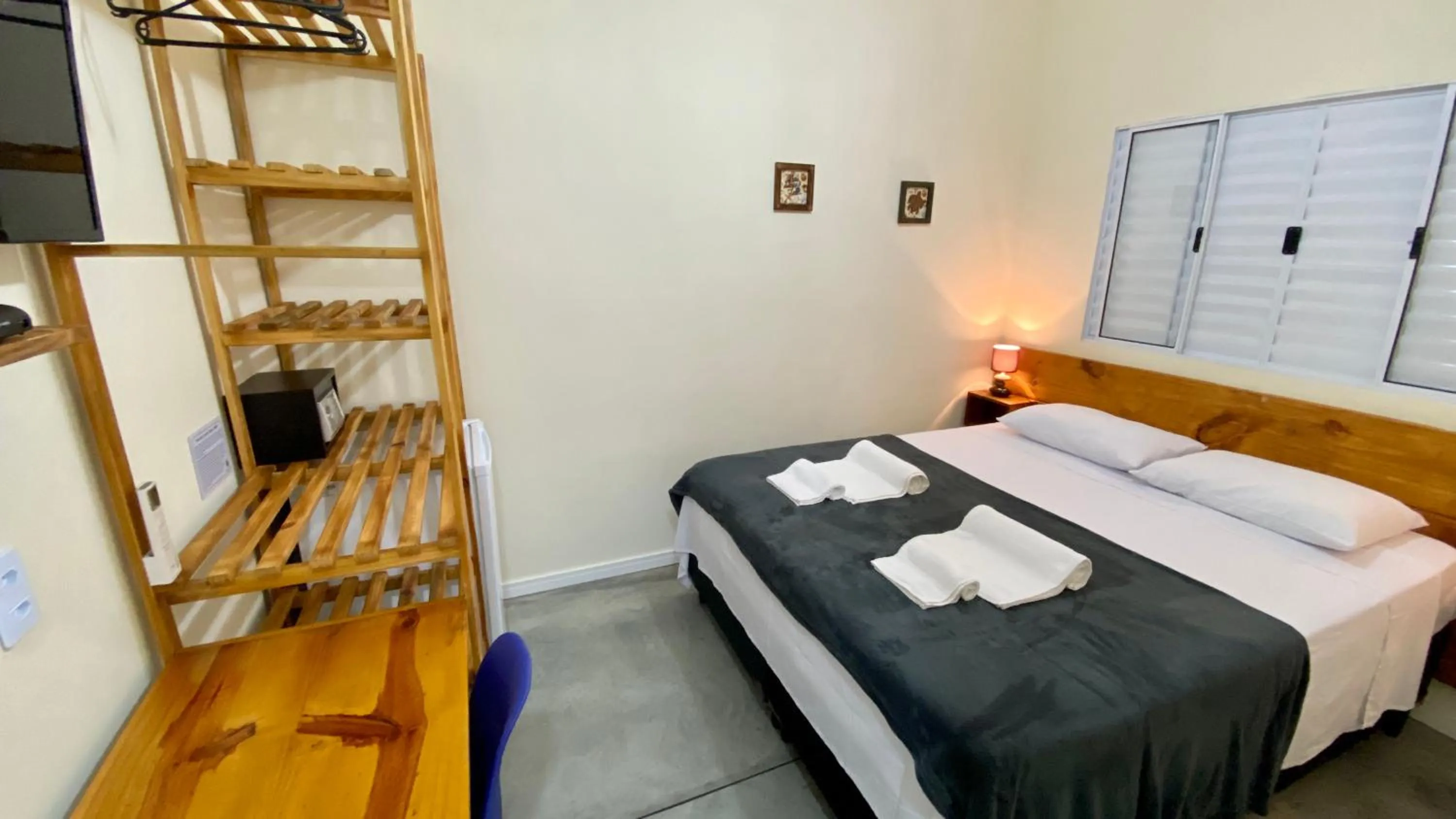 Photo of the whole room, Bed in Suíte Lázaro