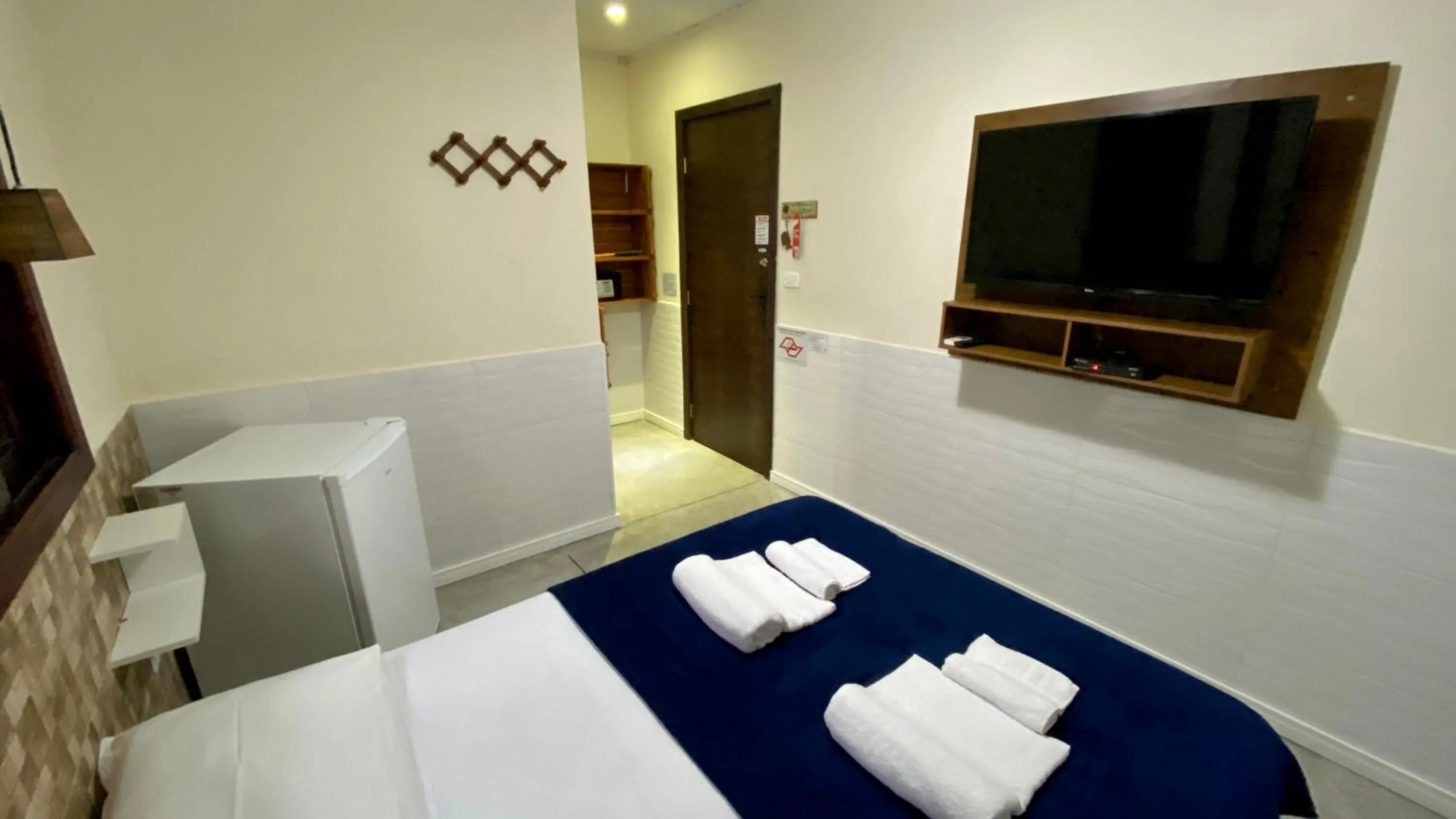 Photo of the whole room, Bed in Suíte Lázaro