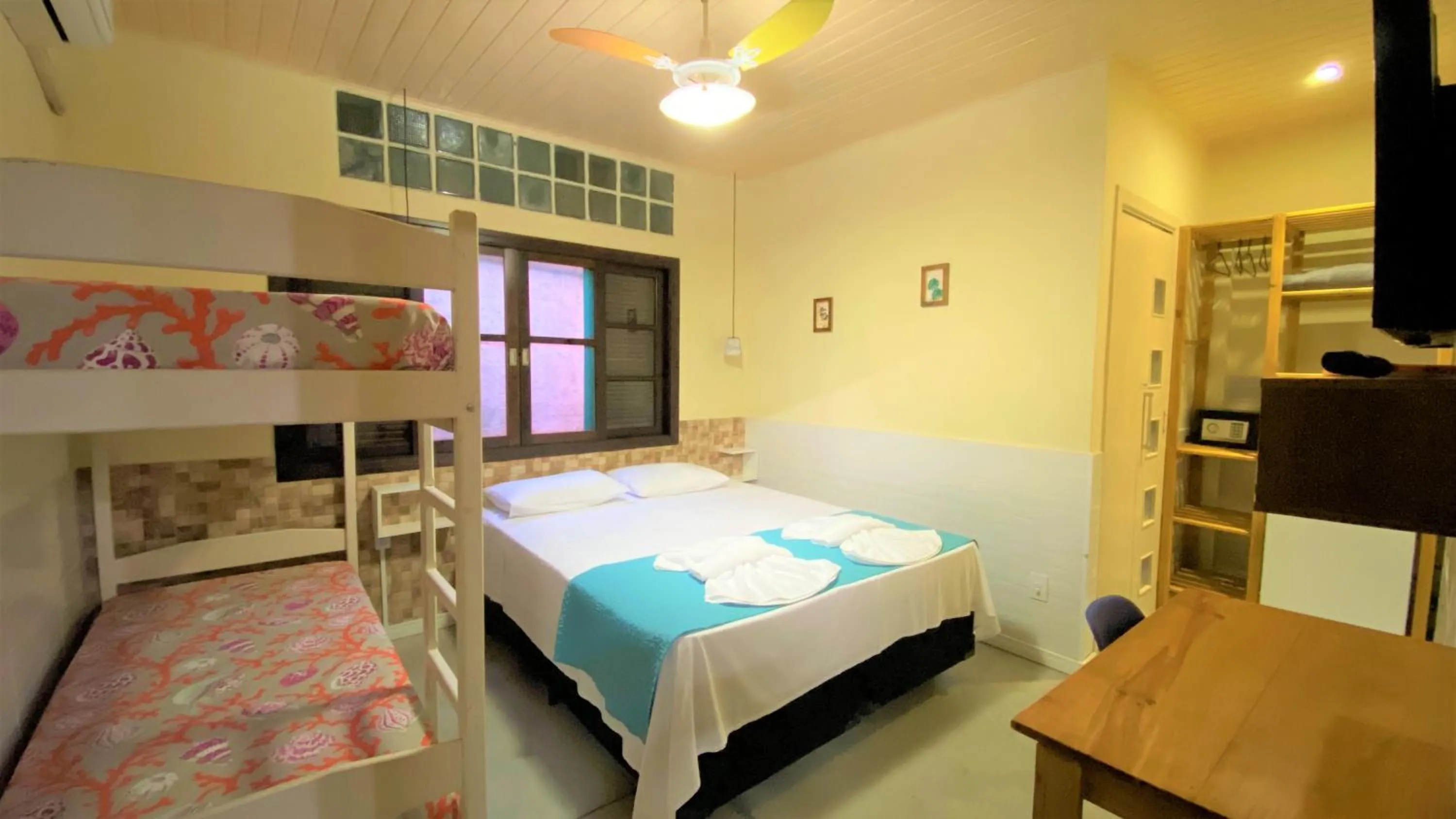 Photo of the whole room, Bed in Suíte Lázaro