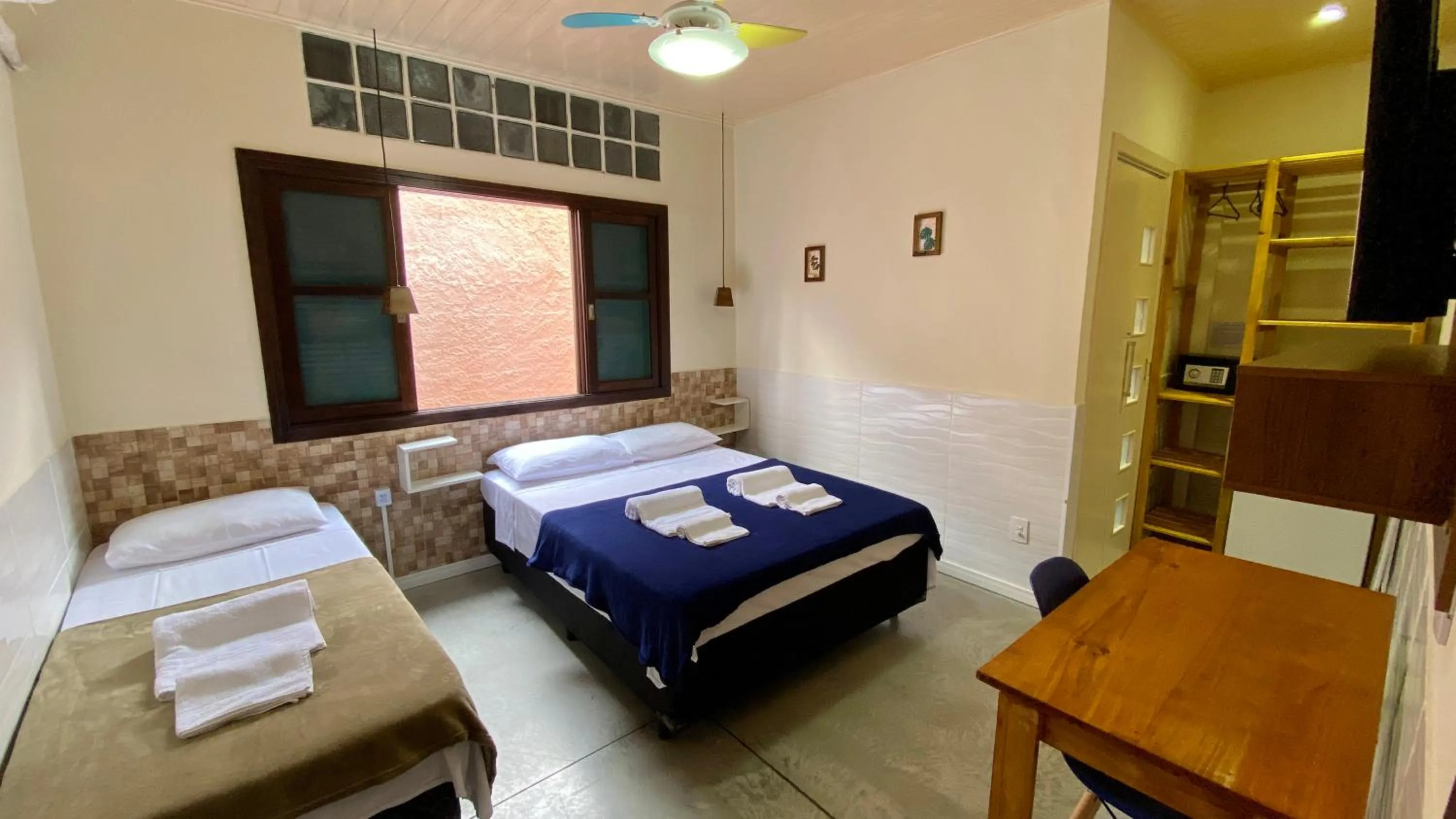 Photo of the whole room, Bed in Suíte Lázaro