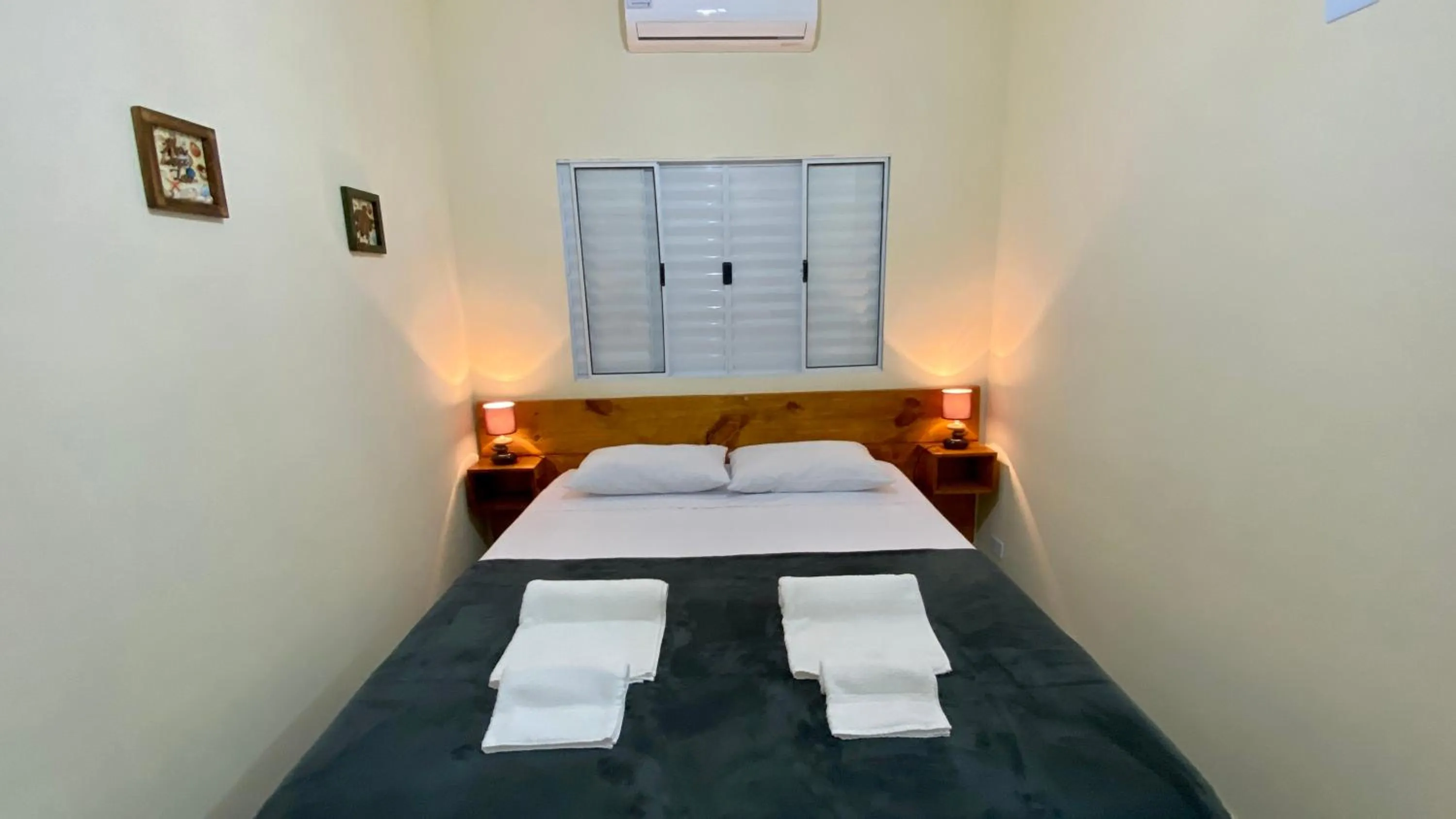 Photo of the whole room, Bed in Suíte Lázaro