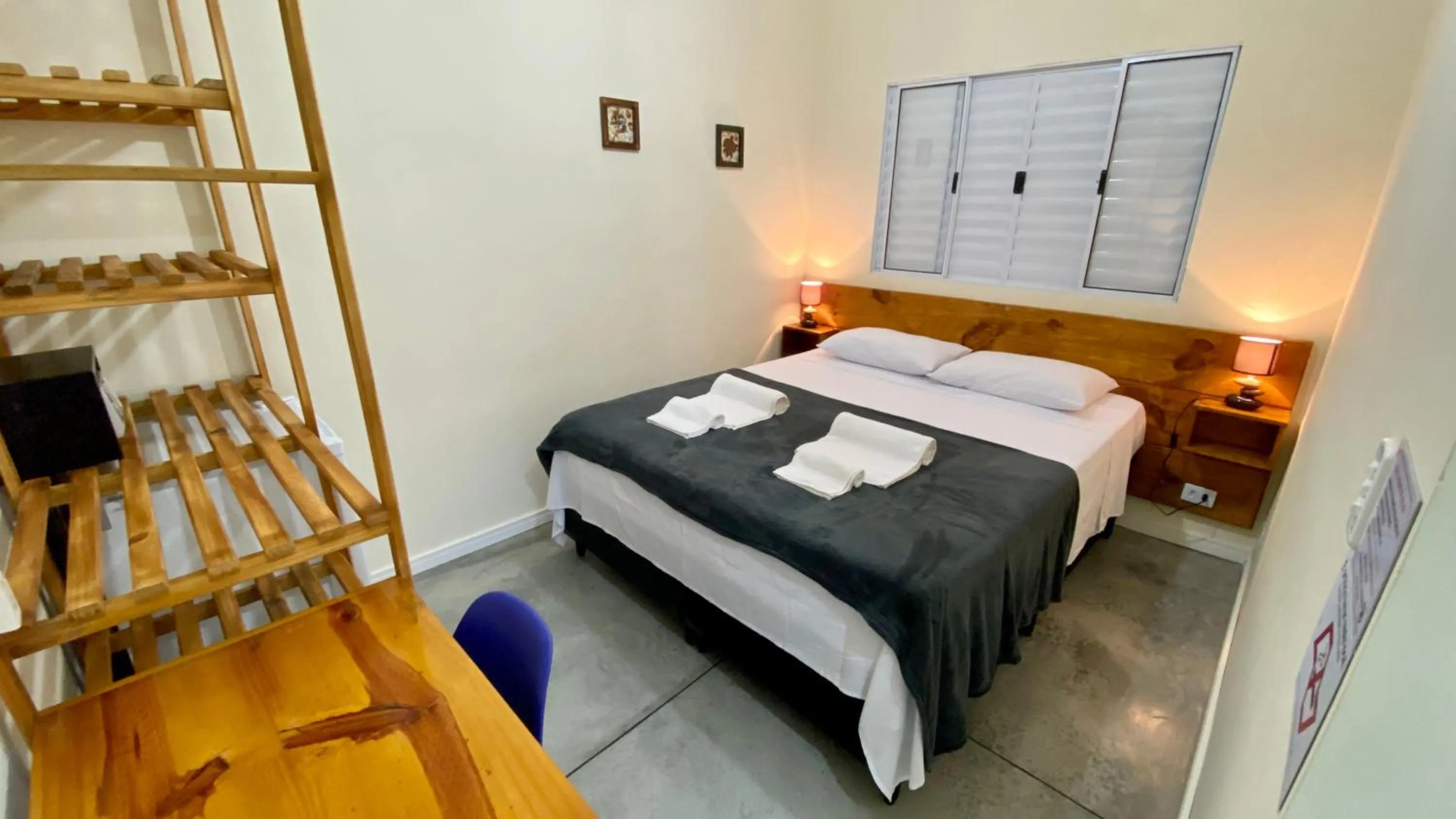 Photo of the whole room, Bed in Suíte Lázaro