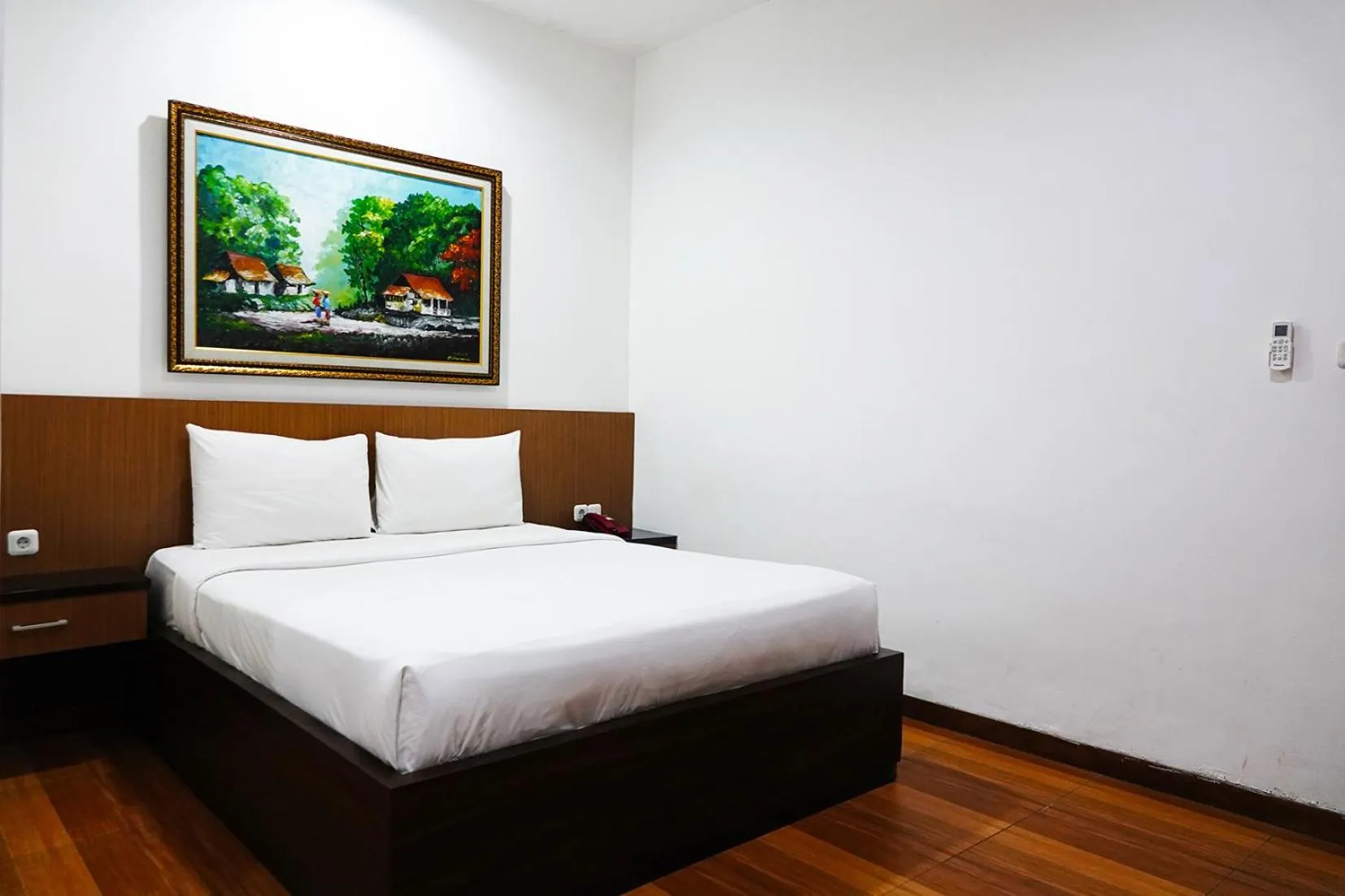 Communal lounge/ TV room, Bed in Baratha Hotel & Resto