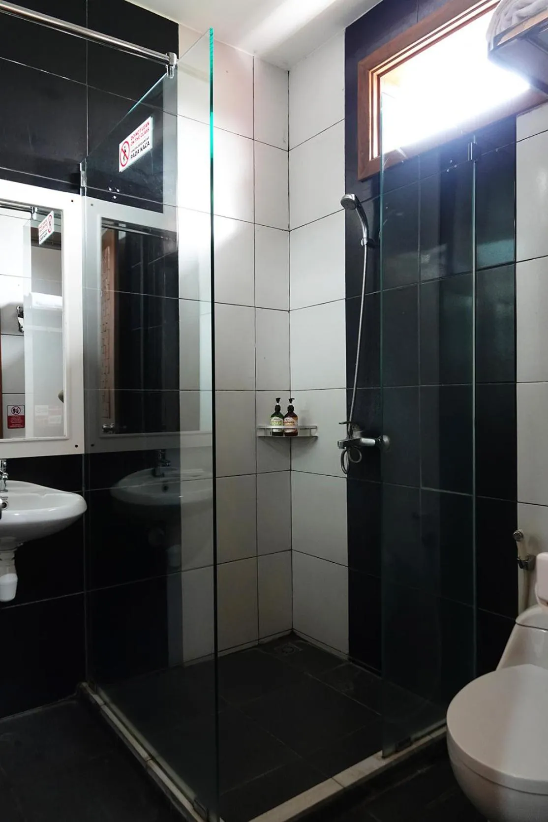 Bathroom in Baratha Hotel & Resto