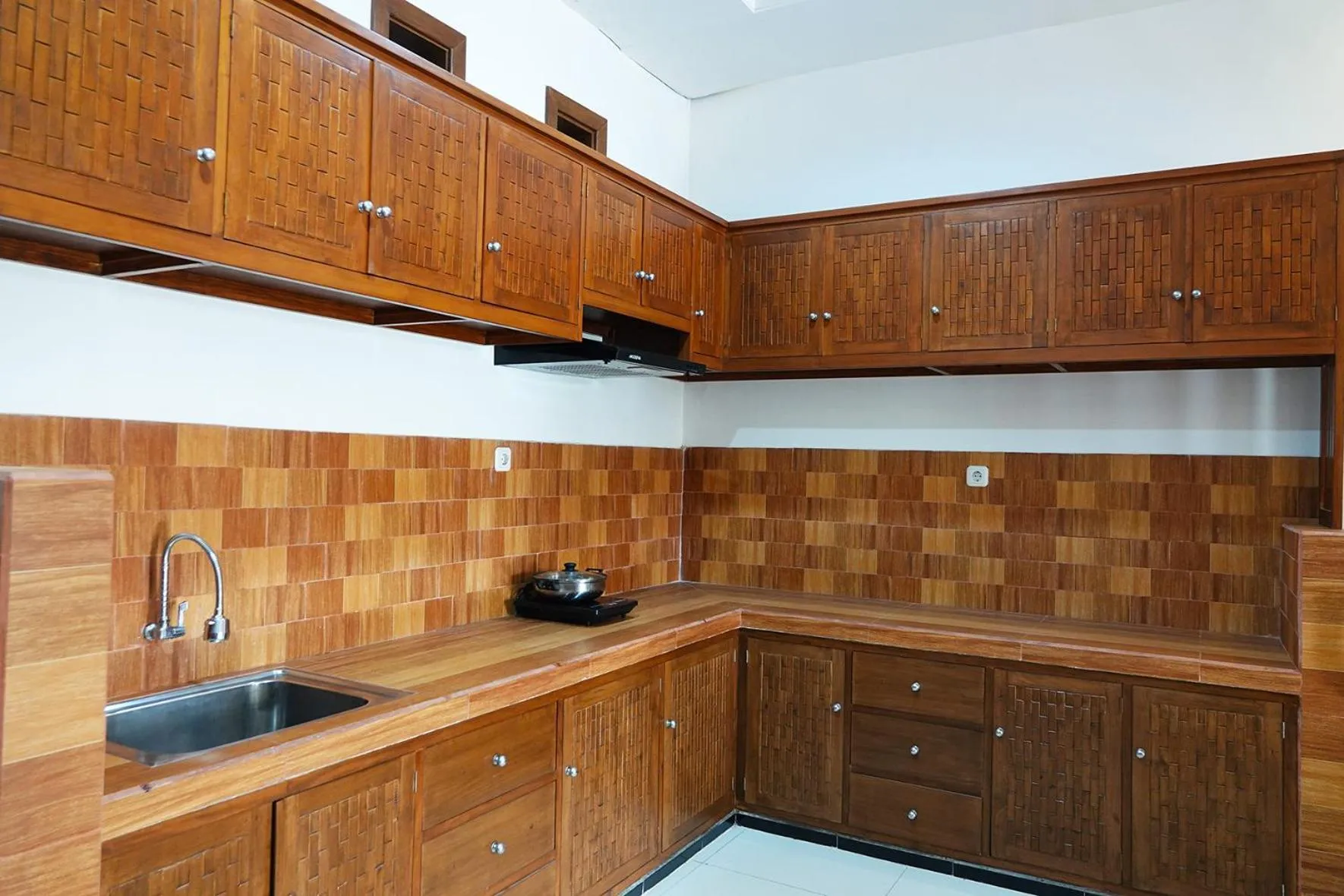 Kitchen or kitchenette in Baratha Hotel & Resto