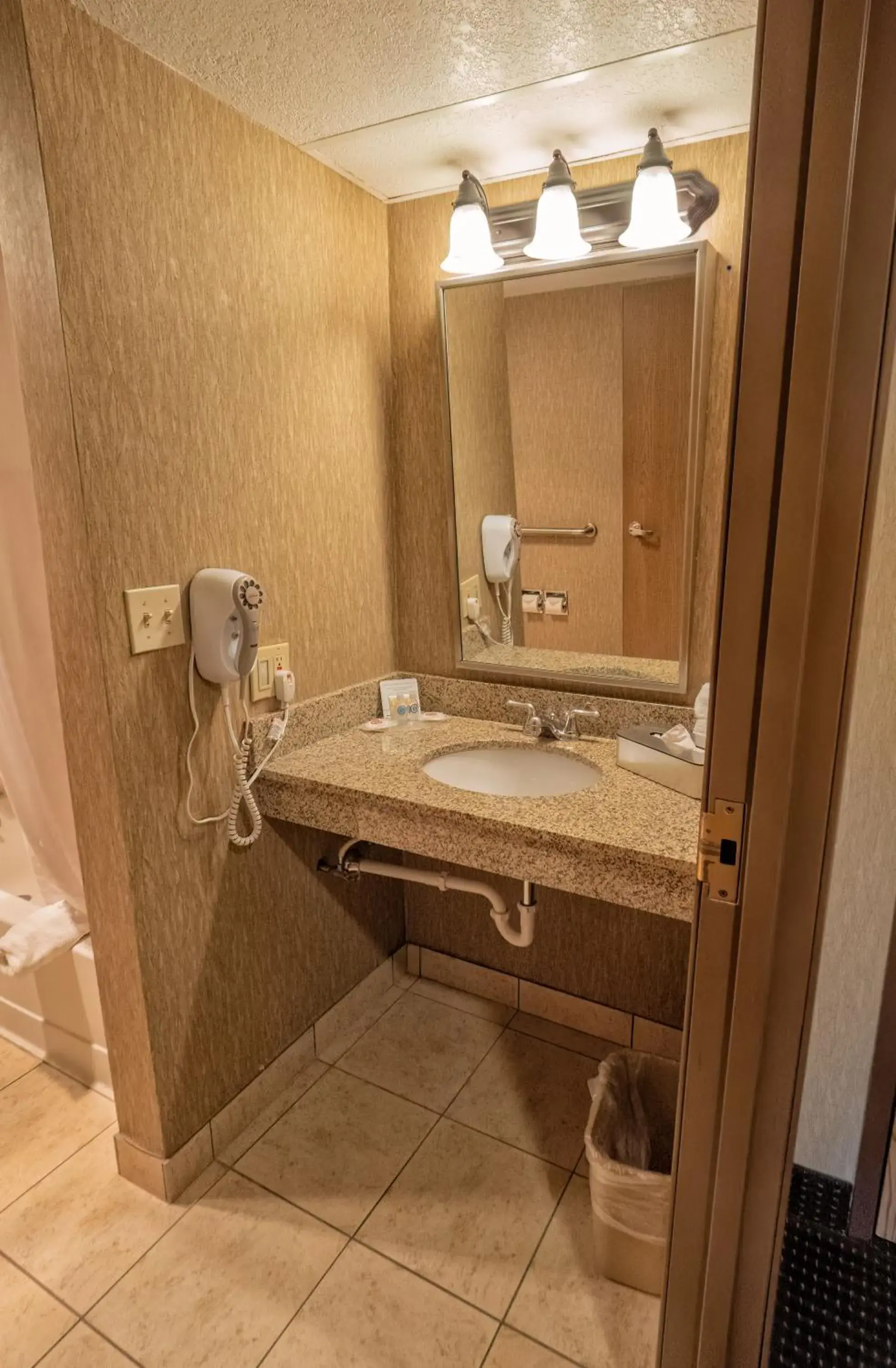 Bathroom in Comfort Inn Near Vail Beaver Creek Bathroom in Comfort Inn Near Vail Beaver Creek