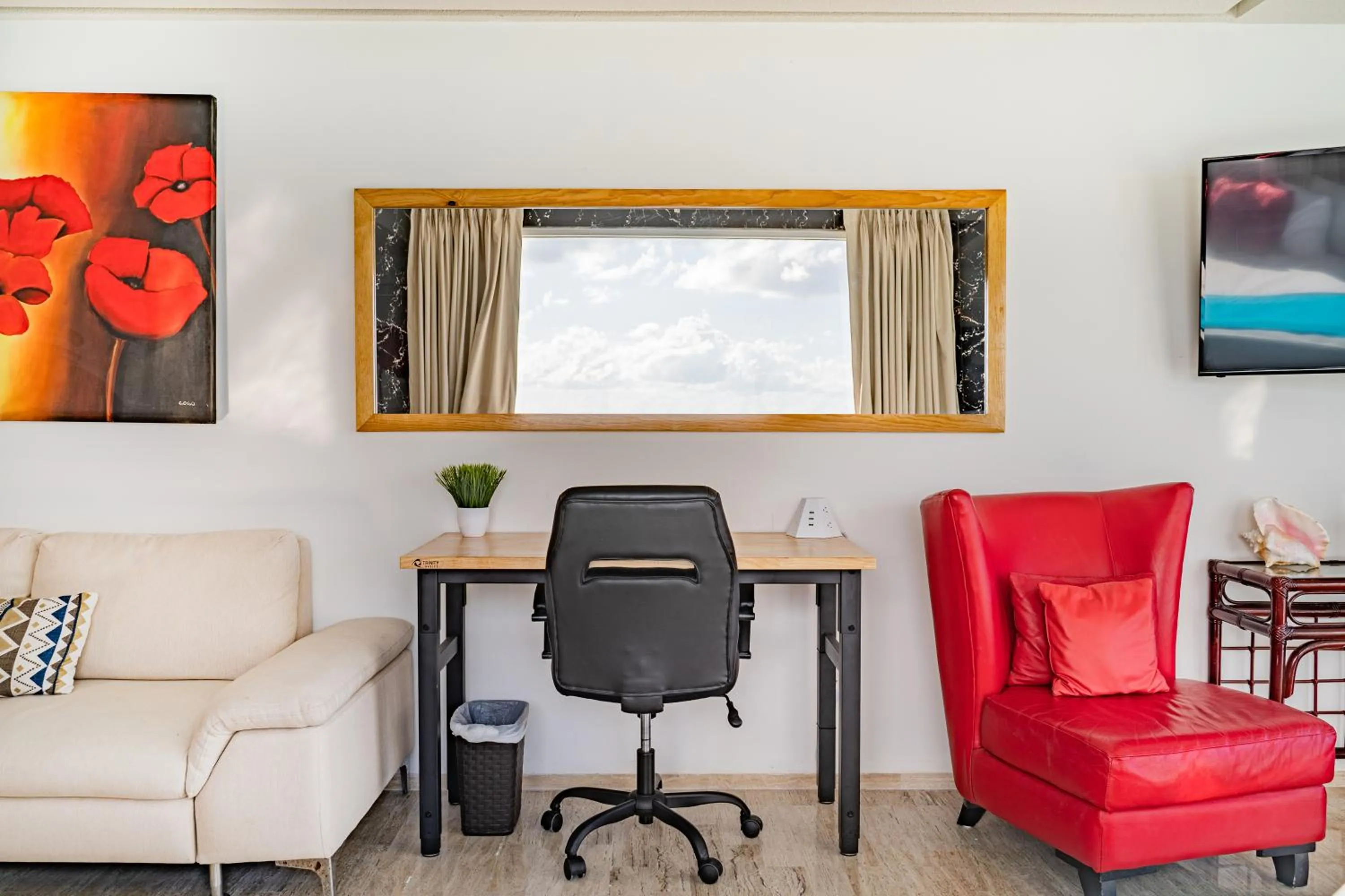 Seating area in Paradise Beachfront & Nightlife Heart