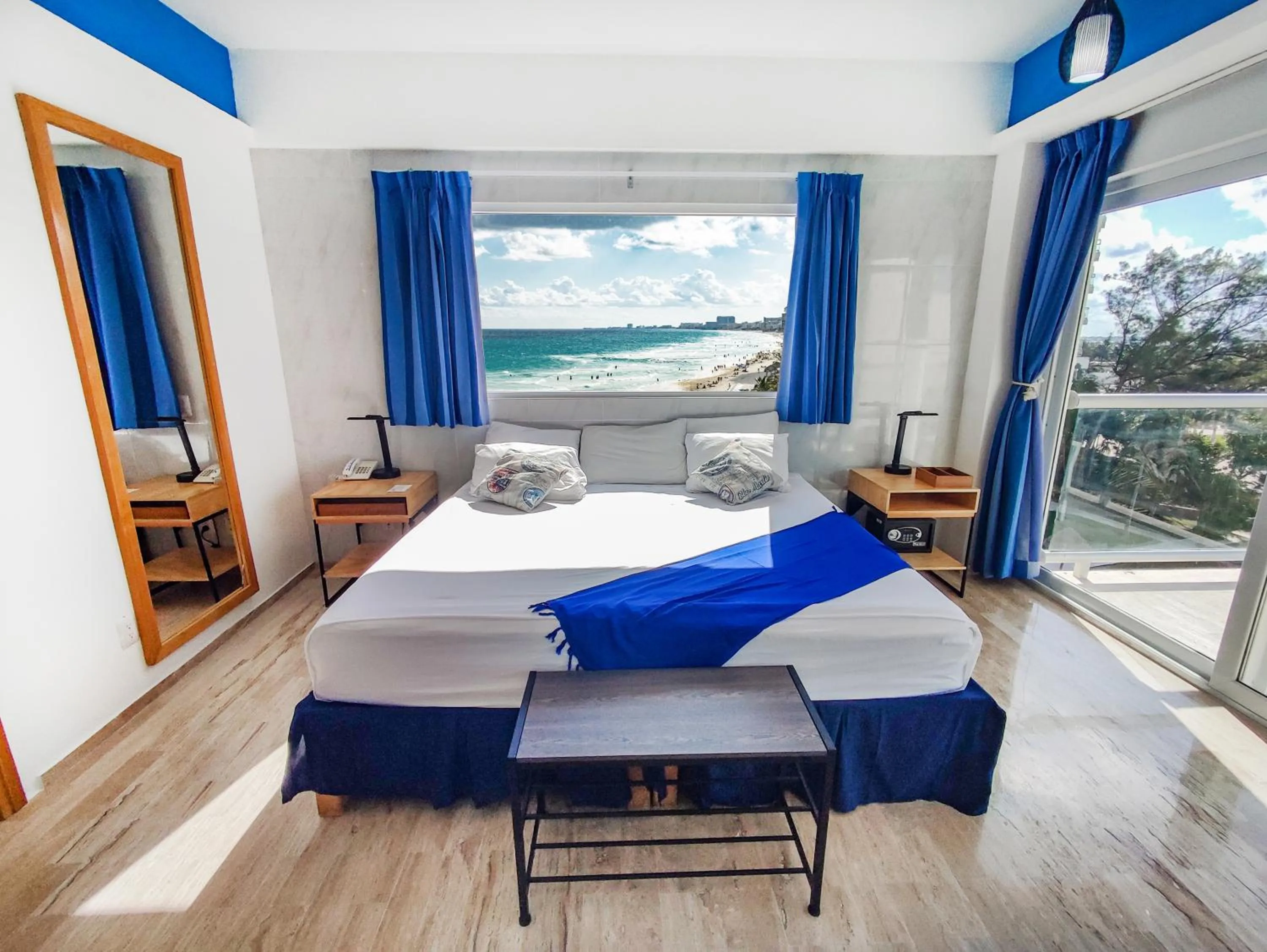 Bed in Paradise Beachfront & Nightlife Heart