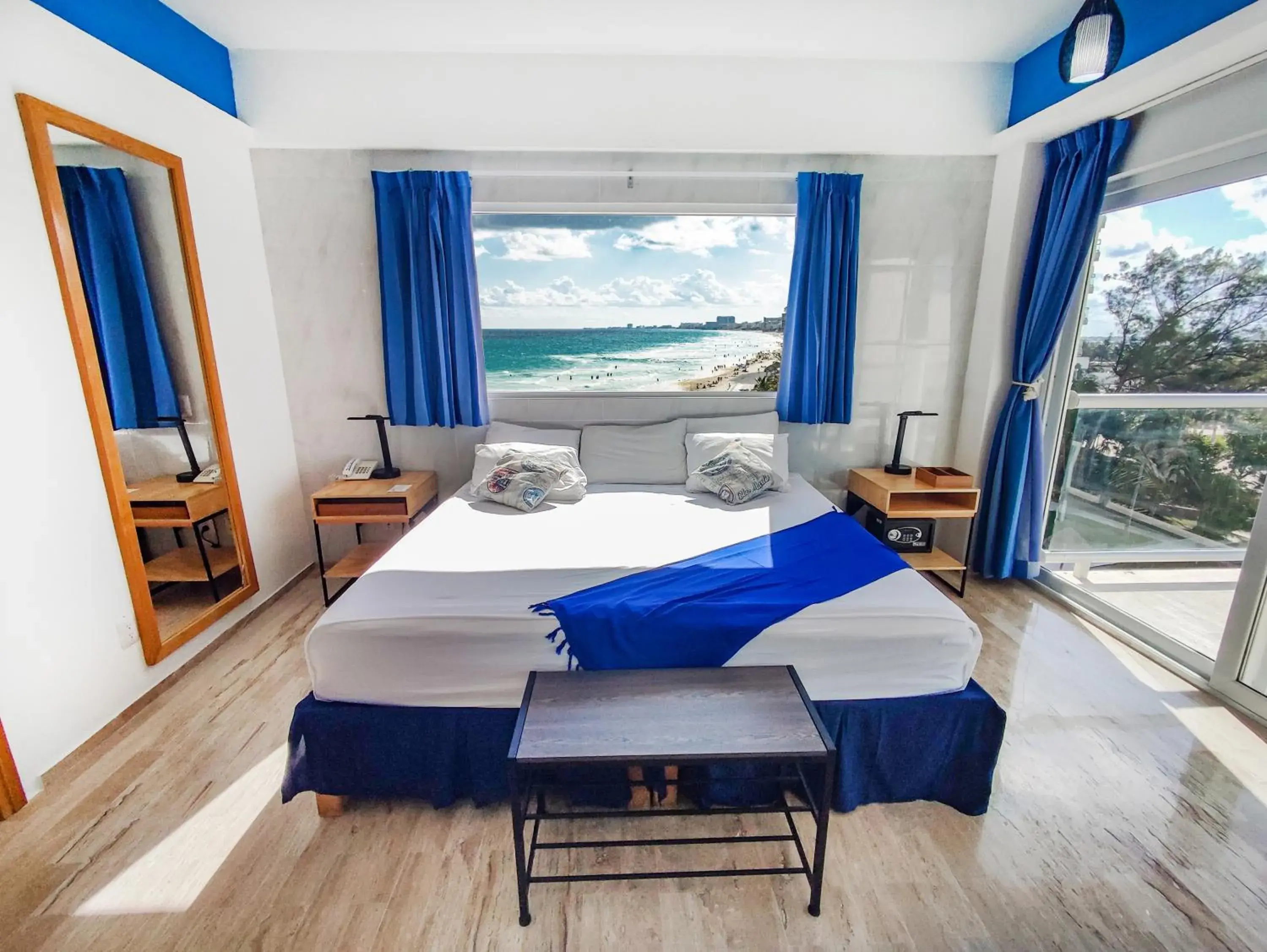 Paradise Beachfront & Nightlife Heart Paradise Beachfront & Nightlife Heart