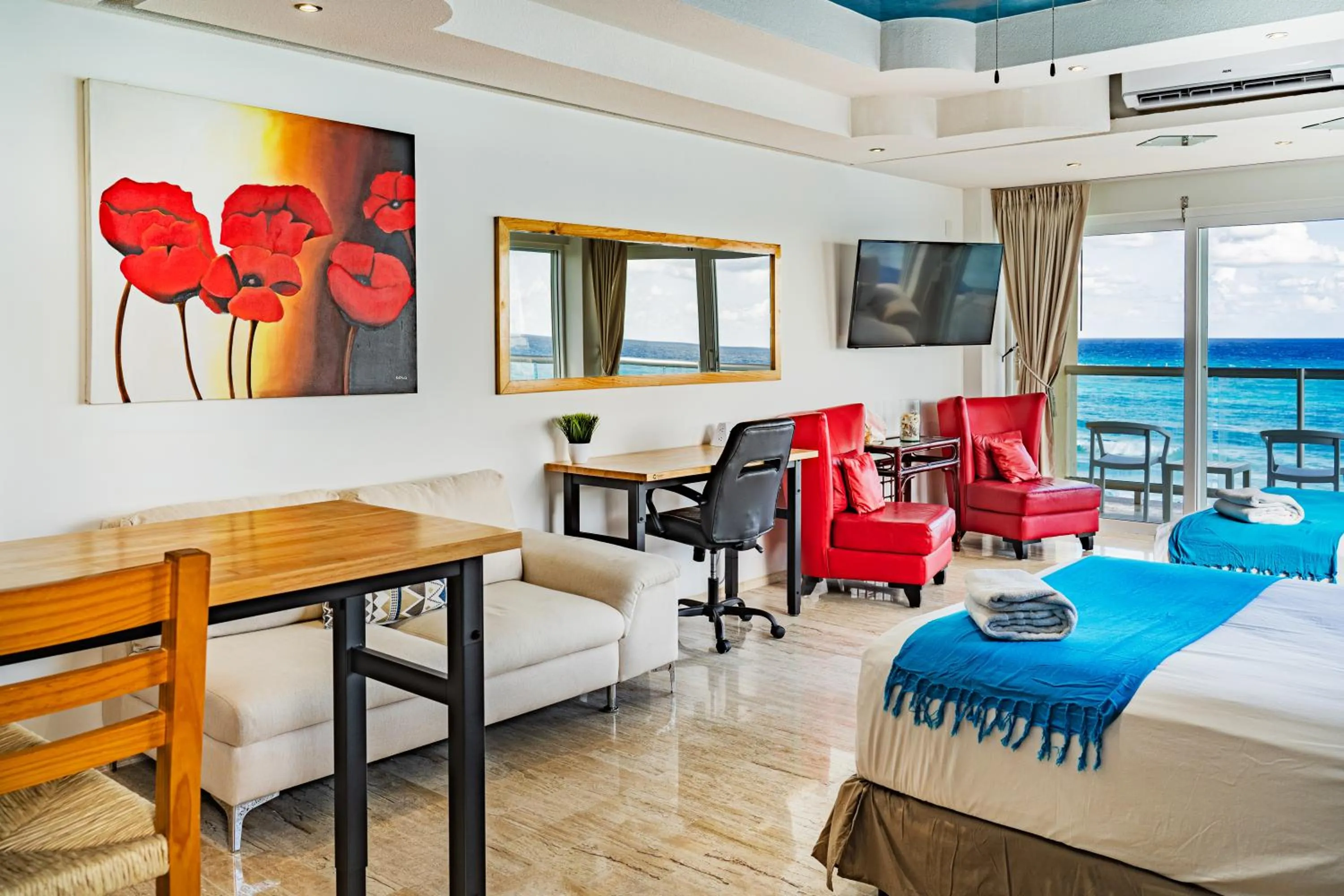 Bed in Paradise Beachfront & Nightlife Heart