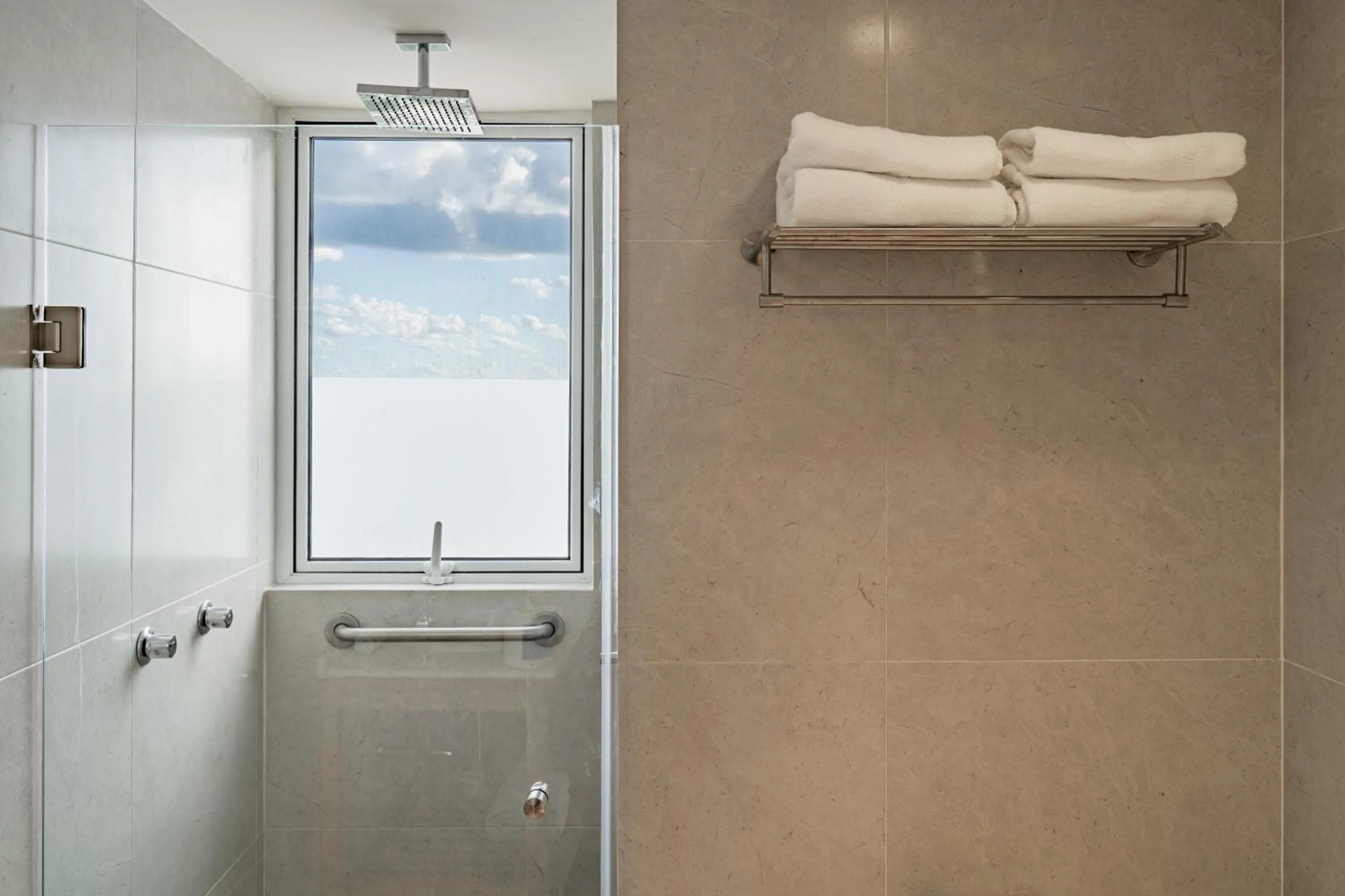 Shower in Paradise Beachfront & Nightlife Heart