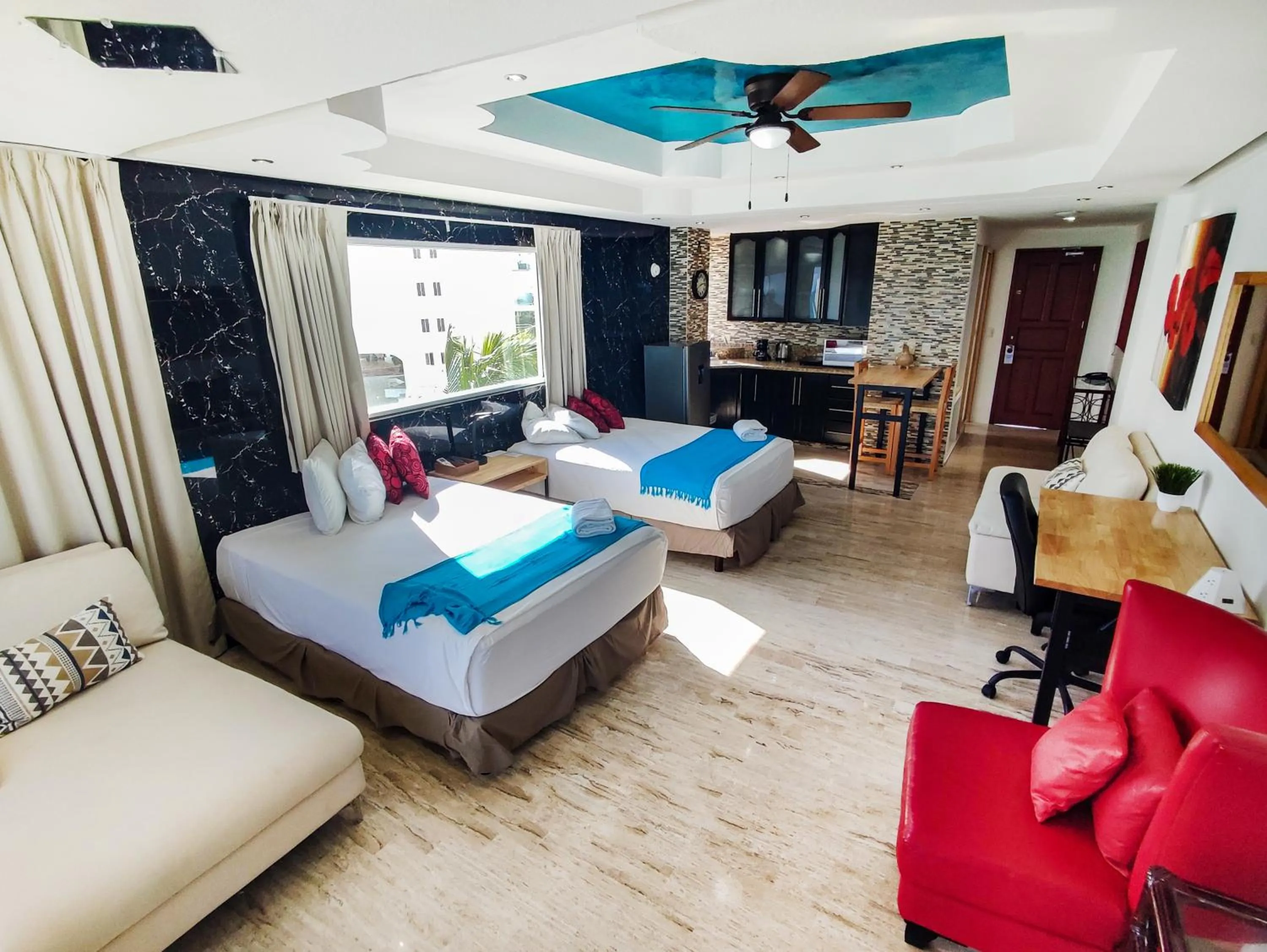 Bed in Paradise Beachfront & Nightlife Heart