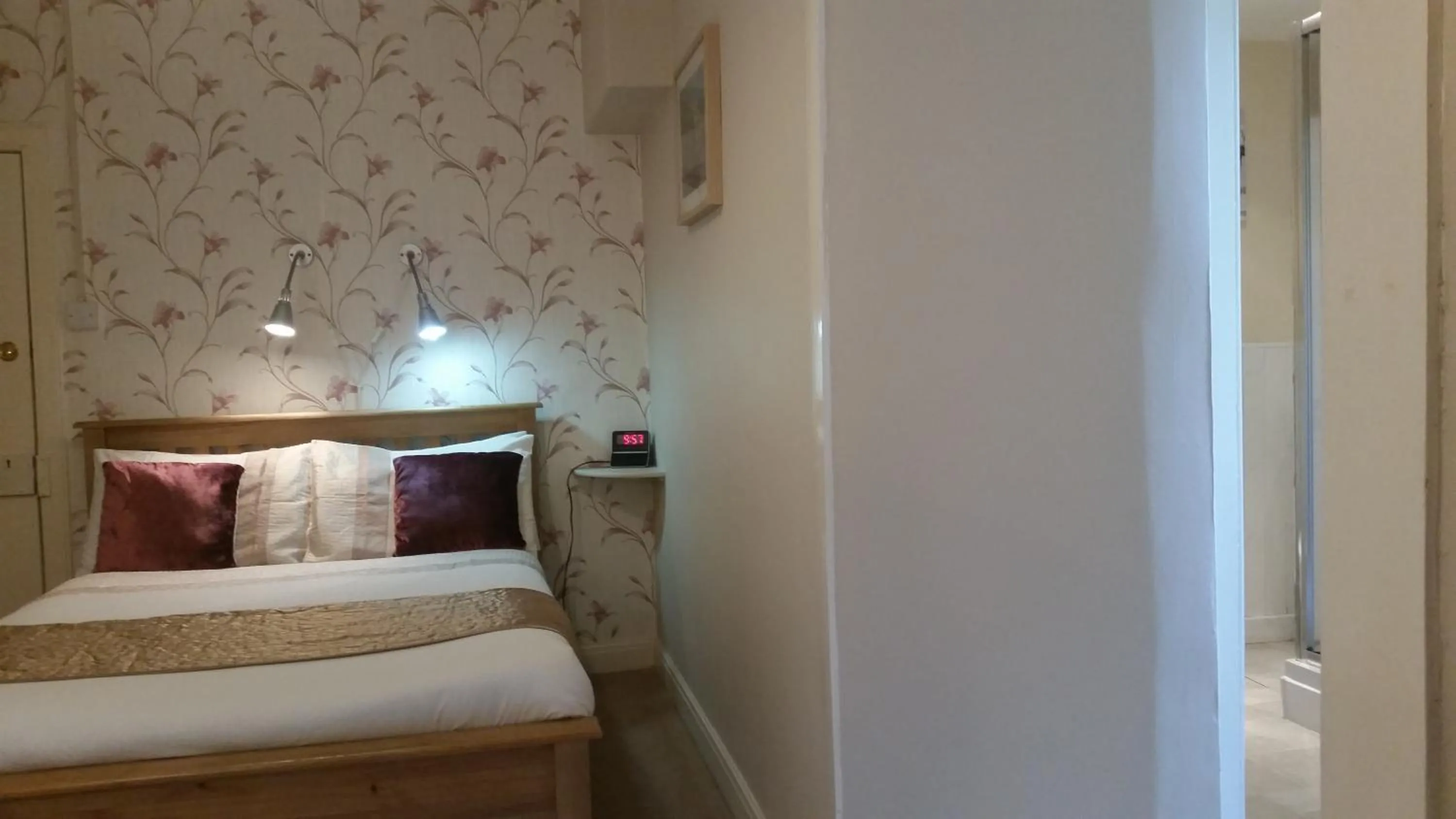 Bed in Broomfield House Bed and Breakfast