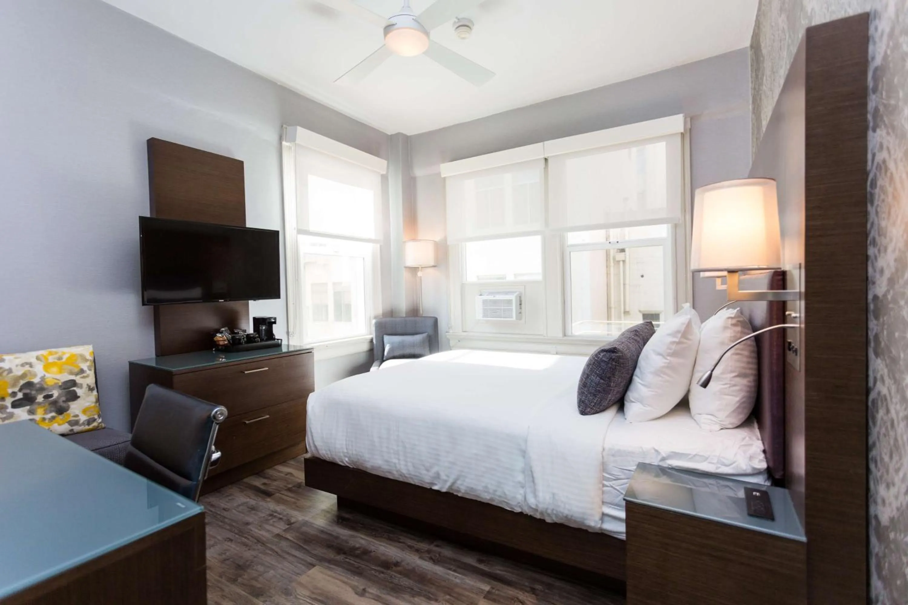 Photo of the whole room, Bed in Cartwright Hotel Union Square - BW Premier Collection