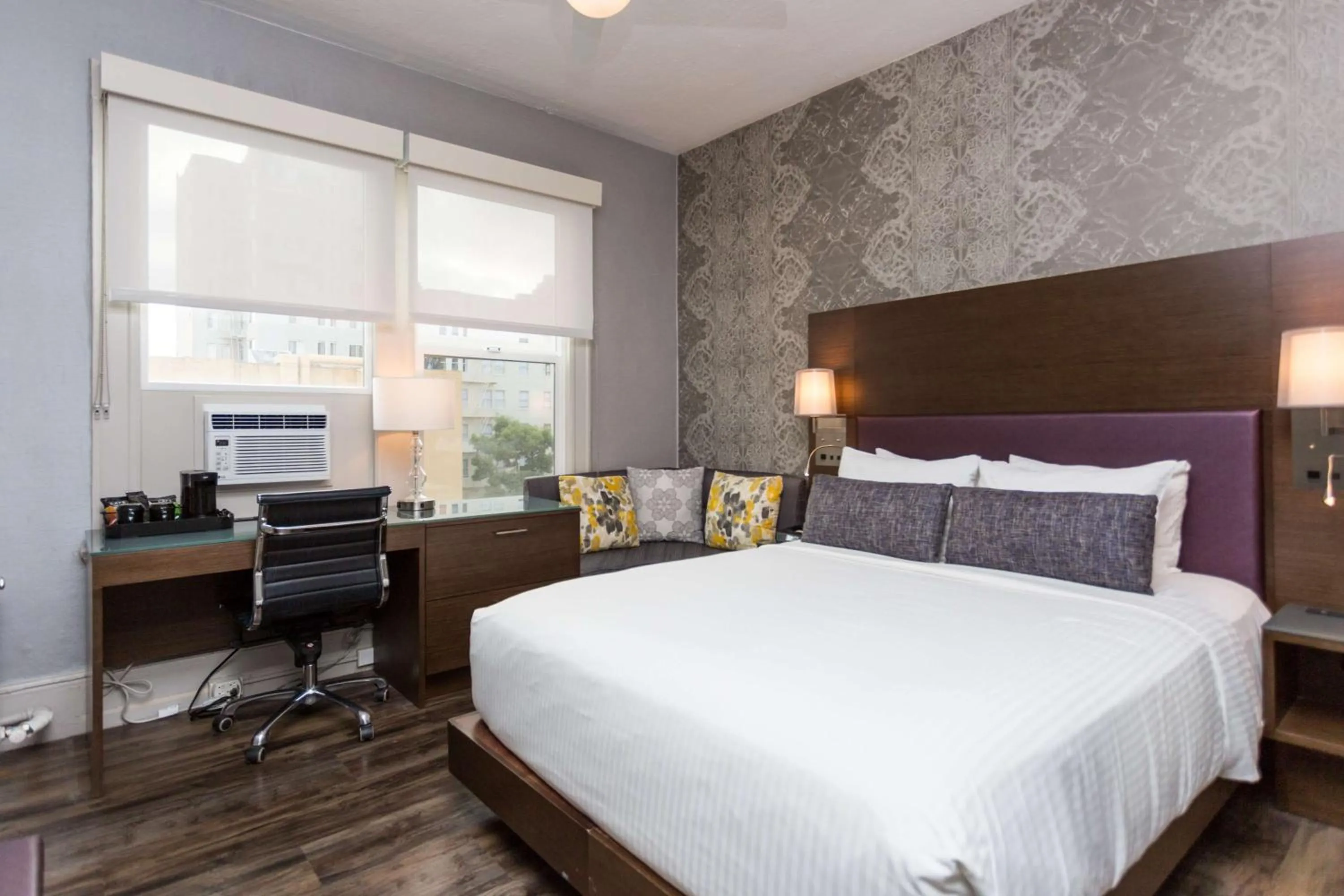 Photo of the whole room, Bed in Cartwright Hotel Union Square - BW Premier Collection