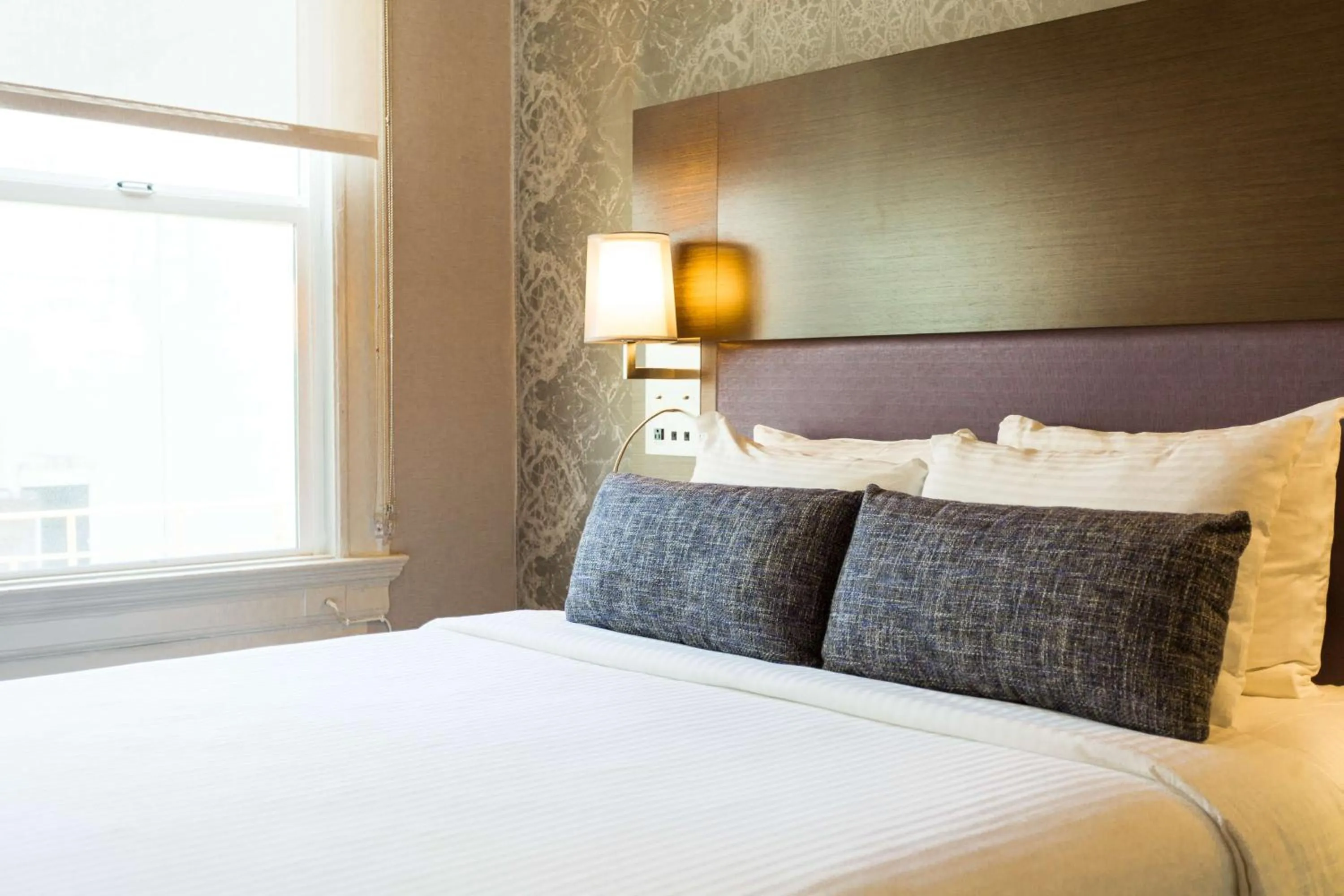 Bedroom, Bed in Cartwright Hotel Union Square - BW Premier Collection