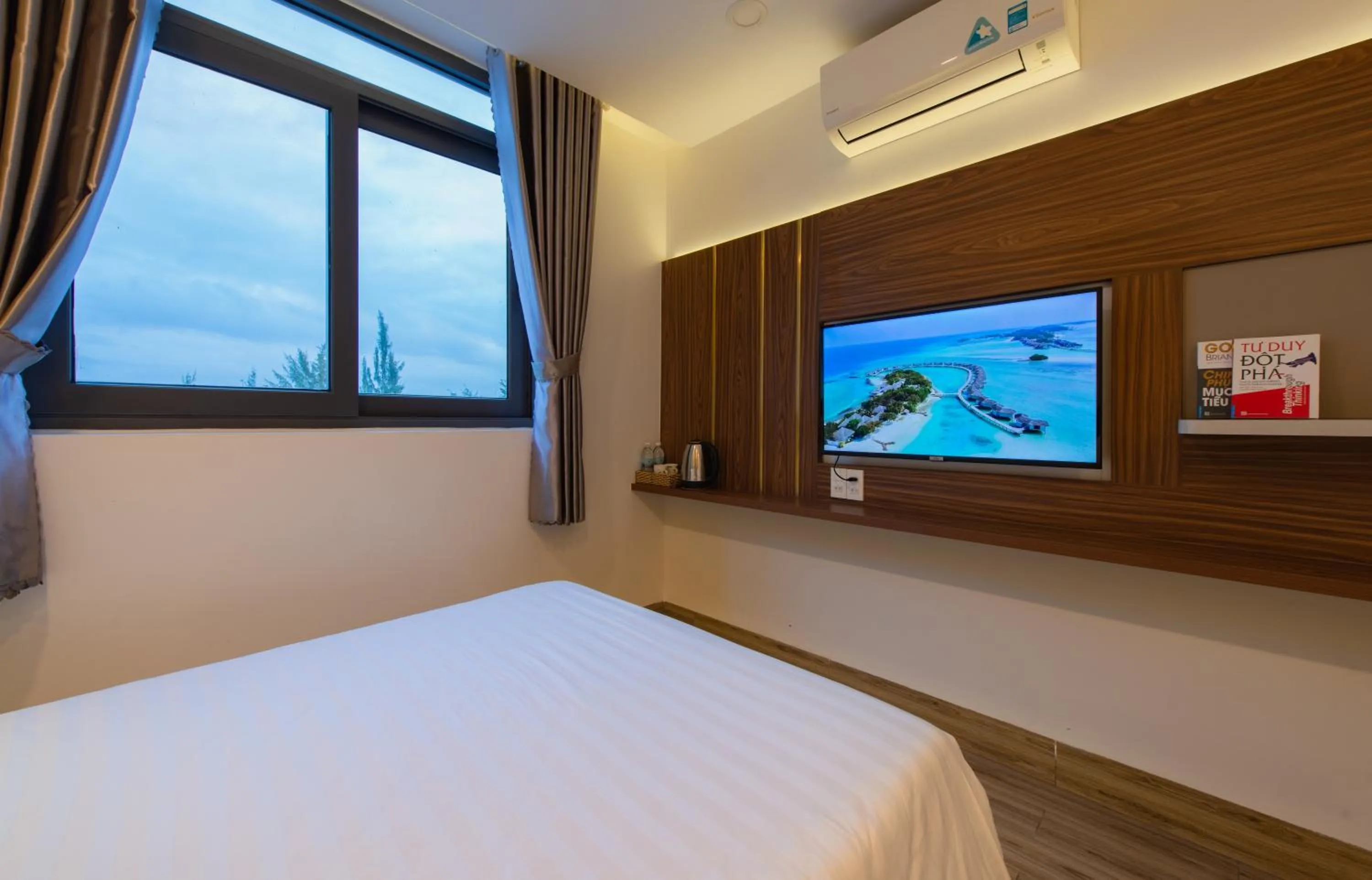 TV and multimedia, Bed in West Lake Hotel - Near Bai Dai Beach