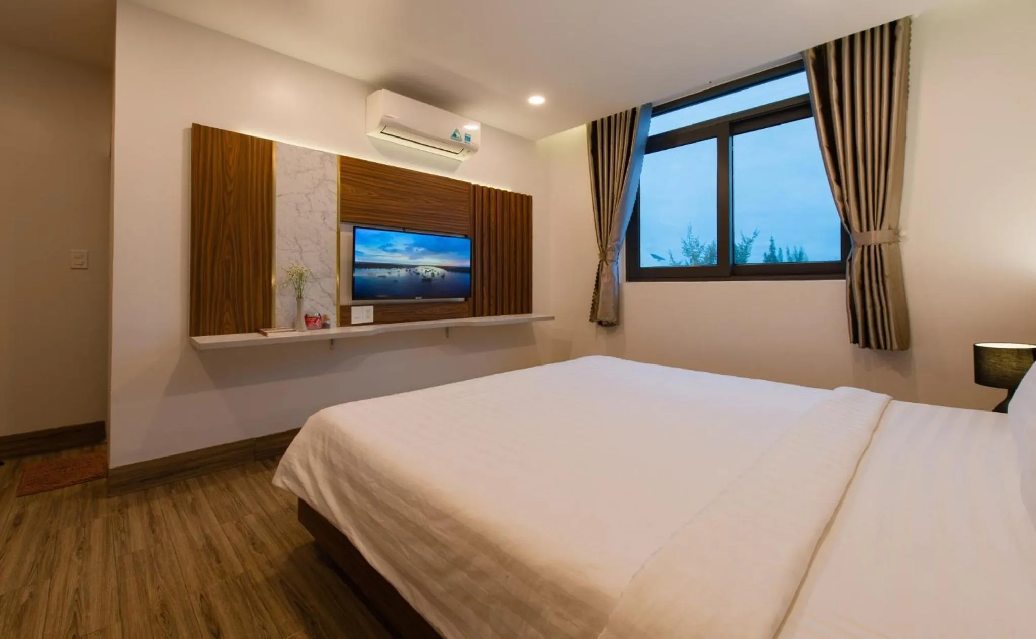 Bed in West Lake Hotel - Near Bai Dai Beach