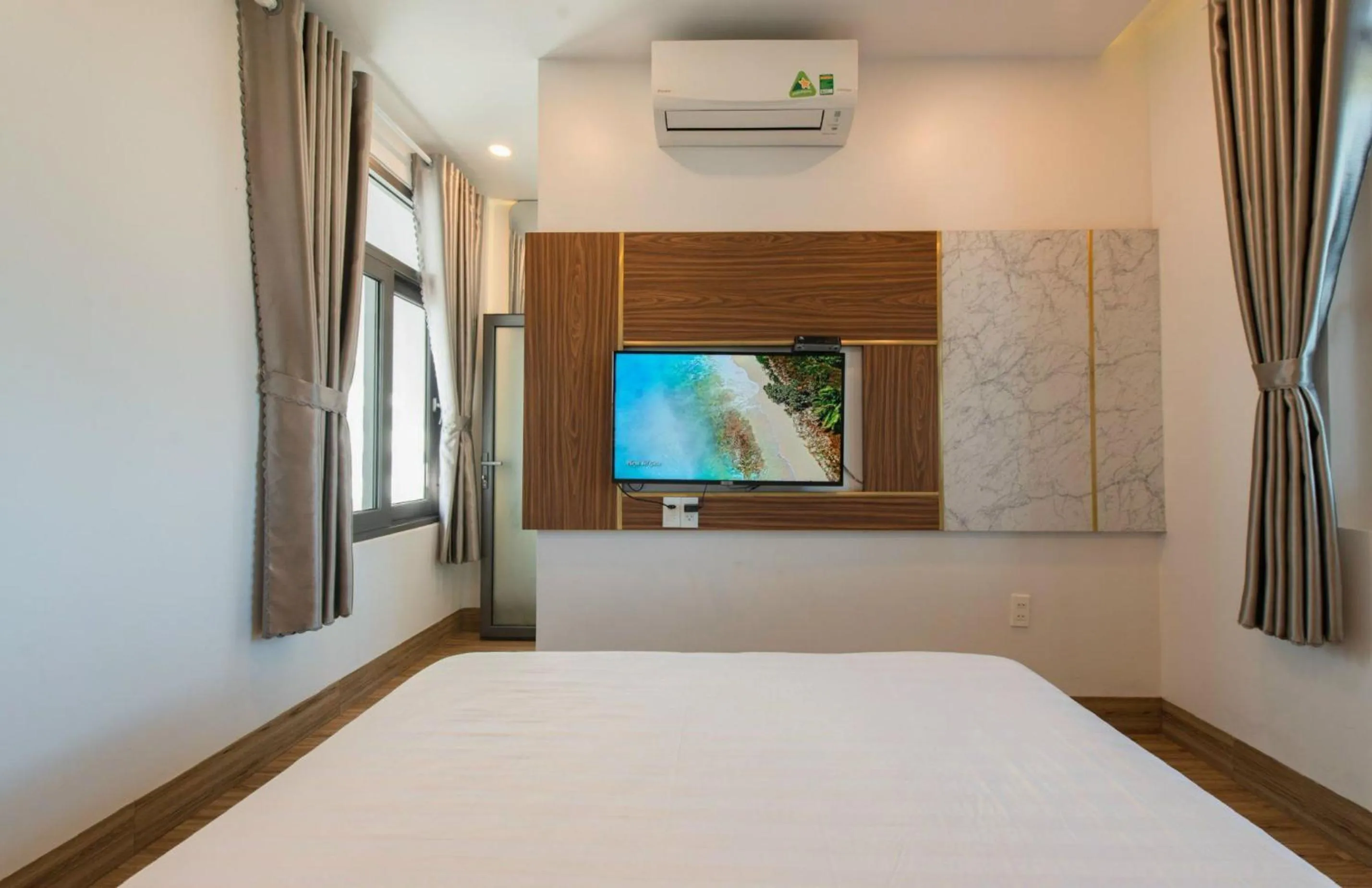 TV and multimedia, Bed in West Lake Hotel - Near Bai Dai Beach