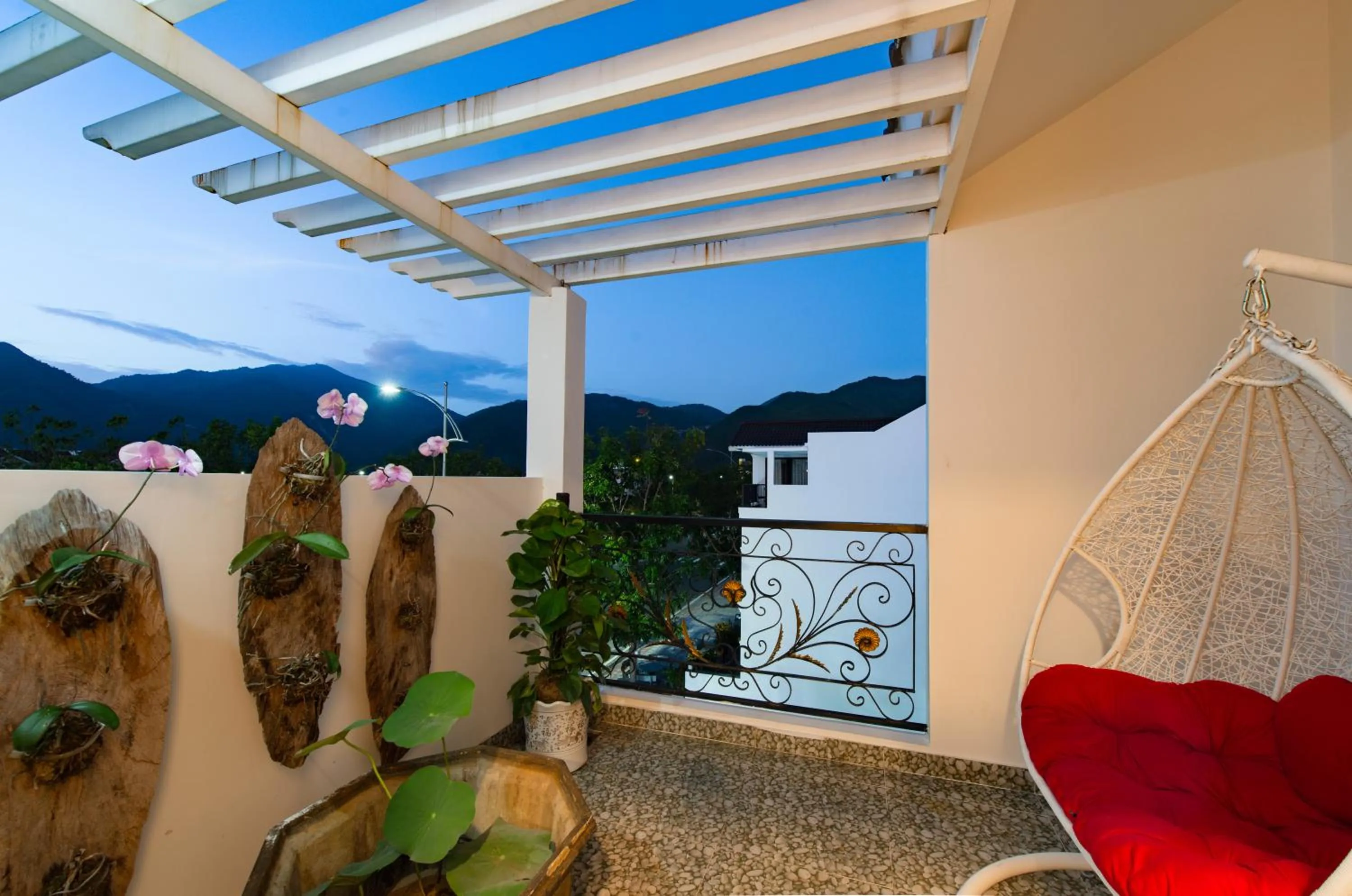 Night in West Lake Hotel - Near Bai Dai Beach