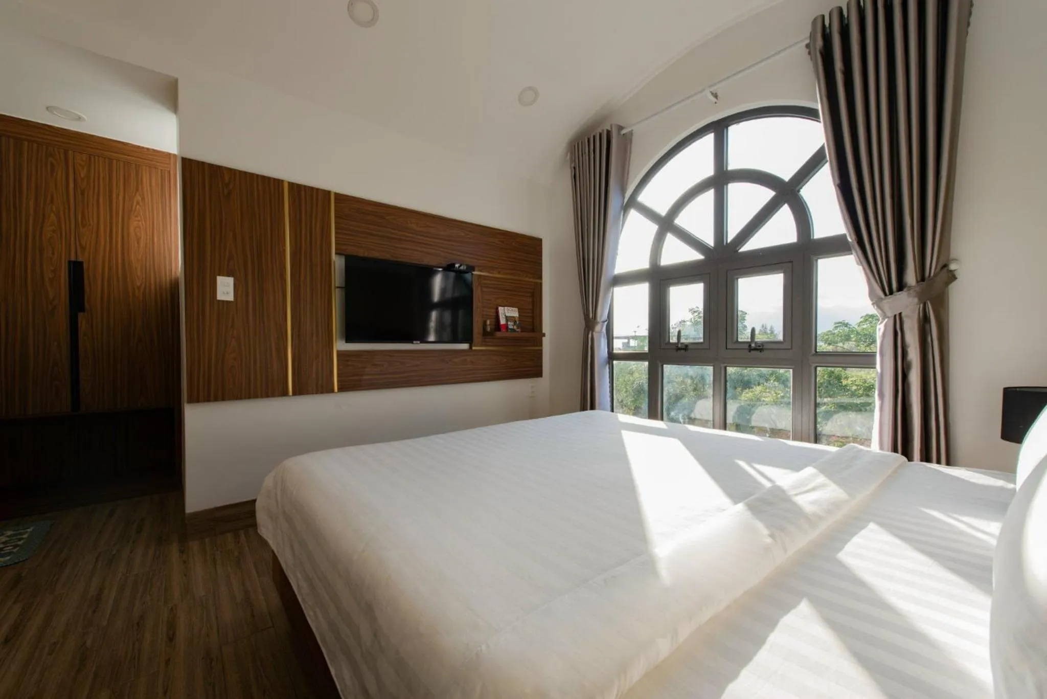 Bed in West Lake Hotel - Near Bai Dai Beach