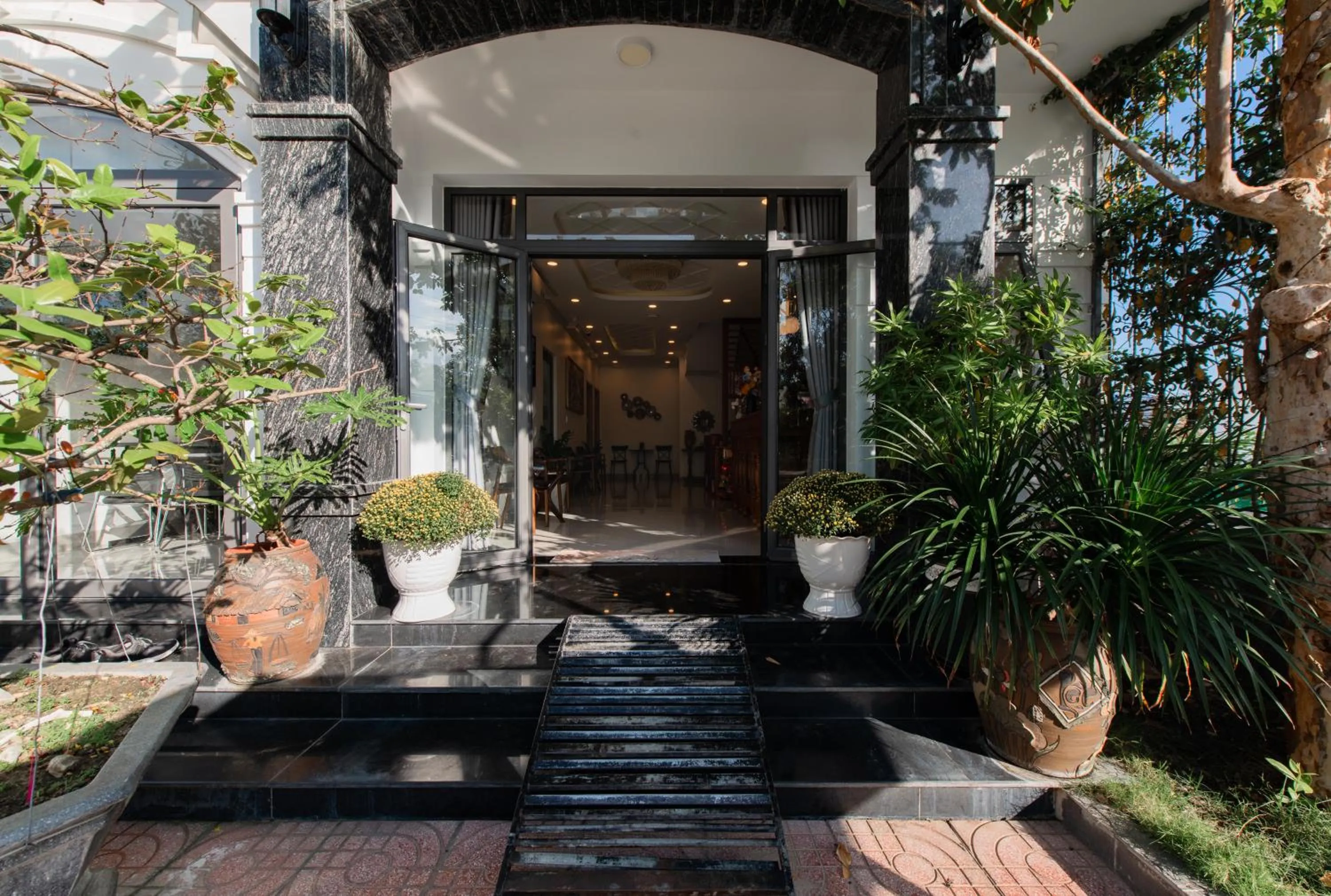 Communal lounge/ TV room in West Lake Hotel - Near Bai Dai Beach