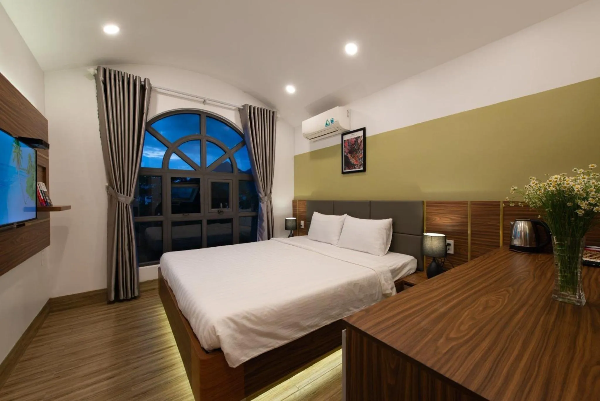 Photo of the whole room, Bed in West Lake Hotel - Near Bai Dai Beach