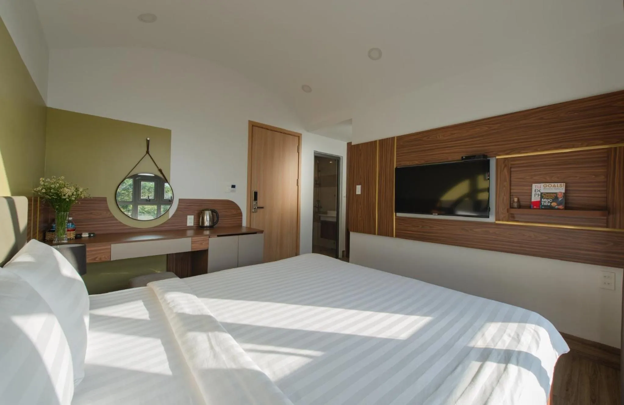 TV and multimedia, Bed in West Lake Hotel - Near Bai Dai Beach