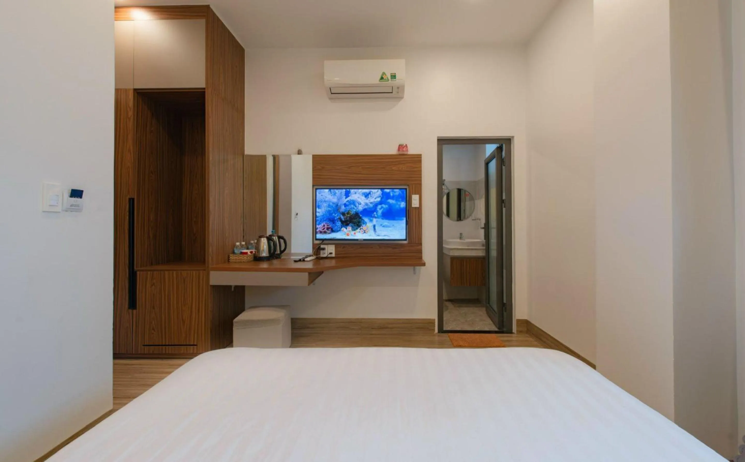 TV and multimedia, Bed in West Lake Hotel - Near Bai Dai Beach