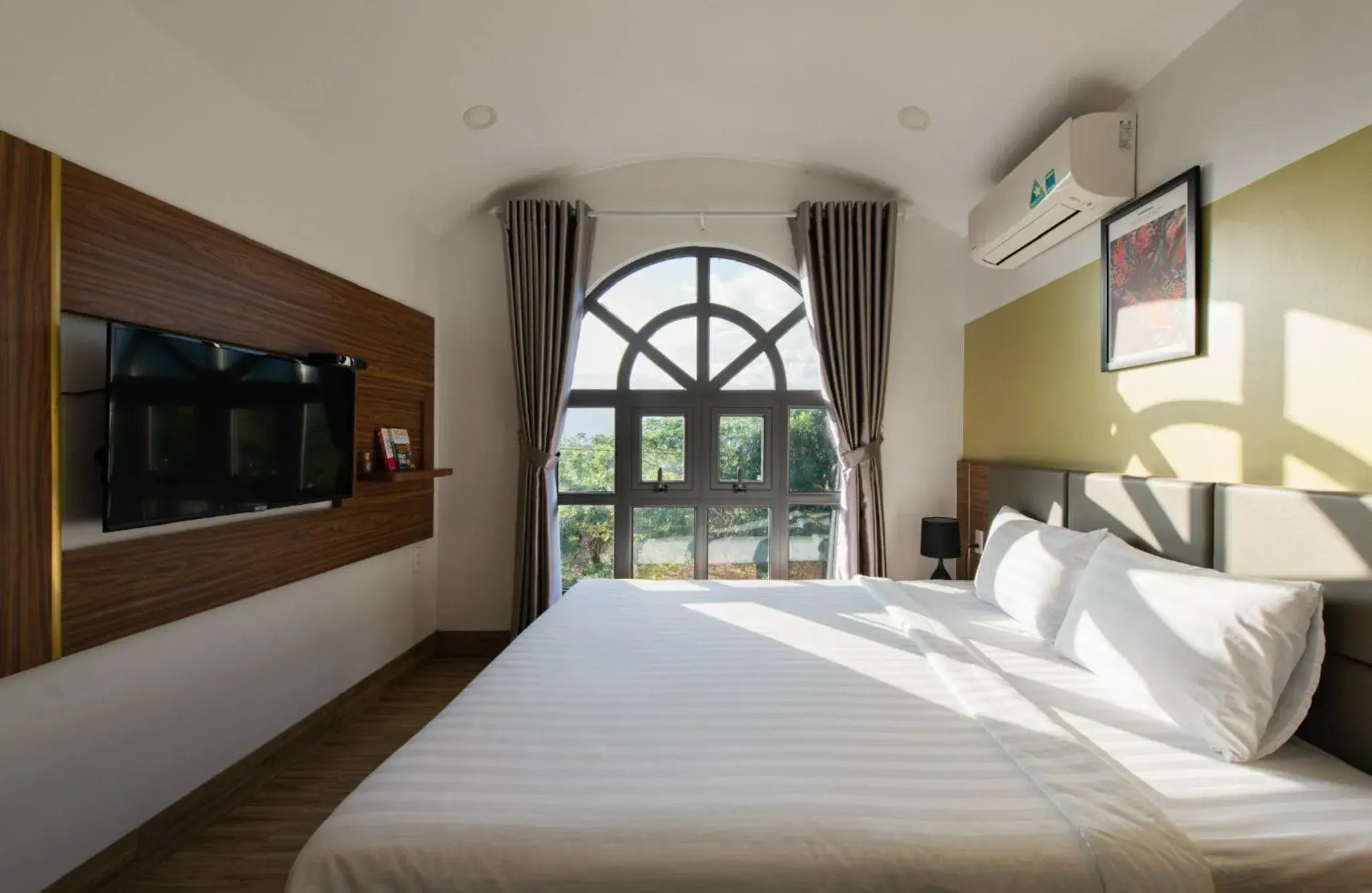 Deluxe King Room in West Lake Hotel - Near Bai Dai Beach Deluxe King Room in West Lake Hotel - Near Bai Dai Beach