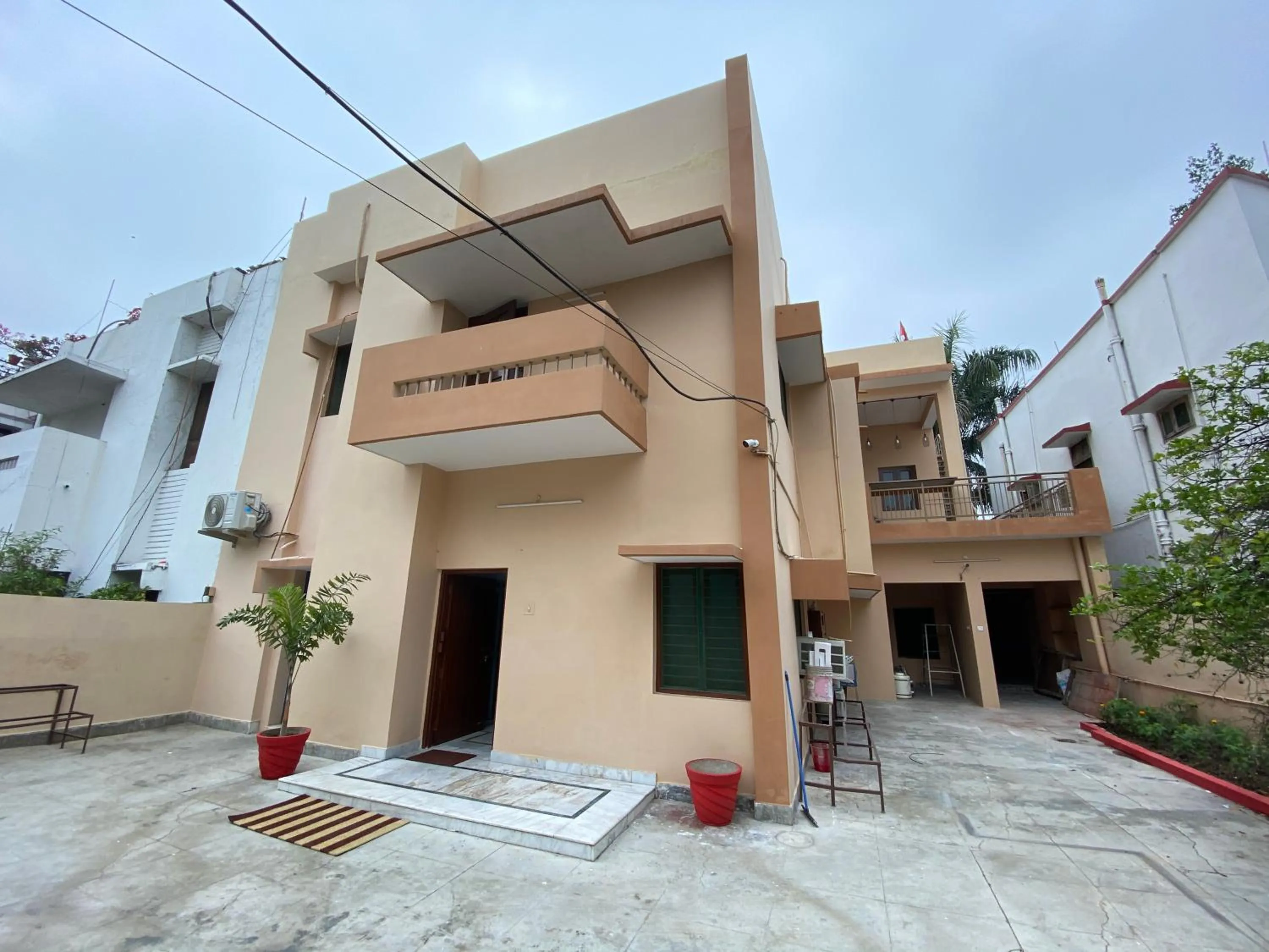 Property building in Backpackers Den