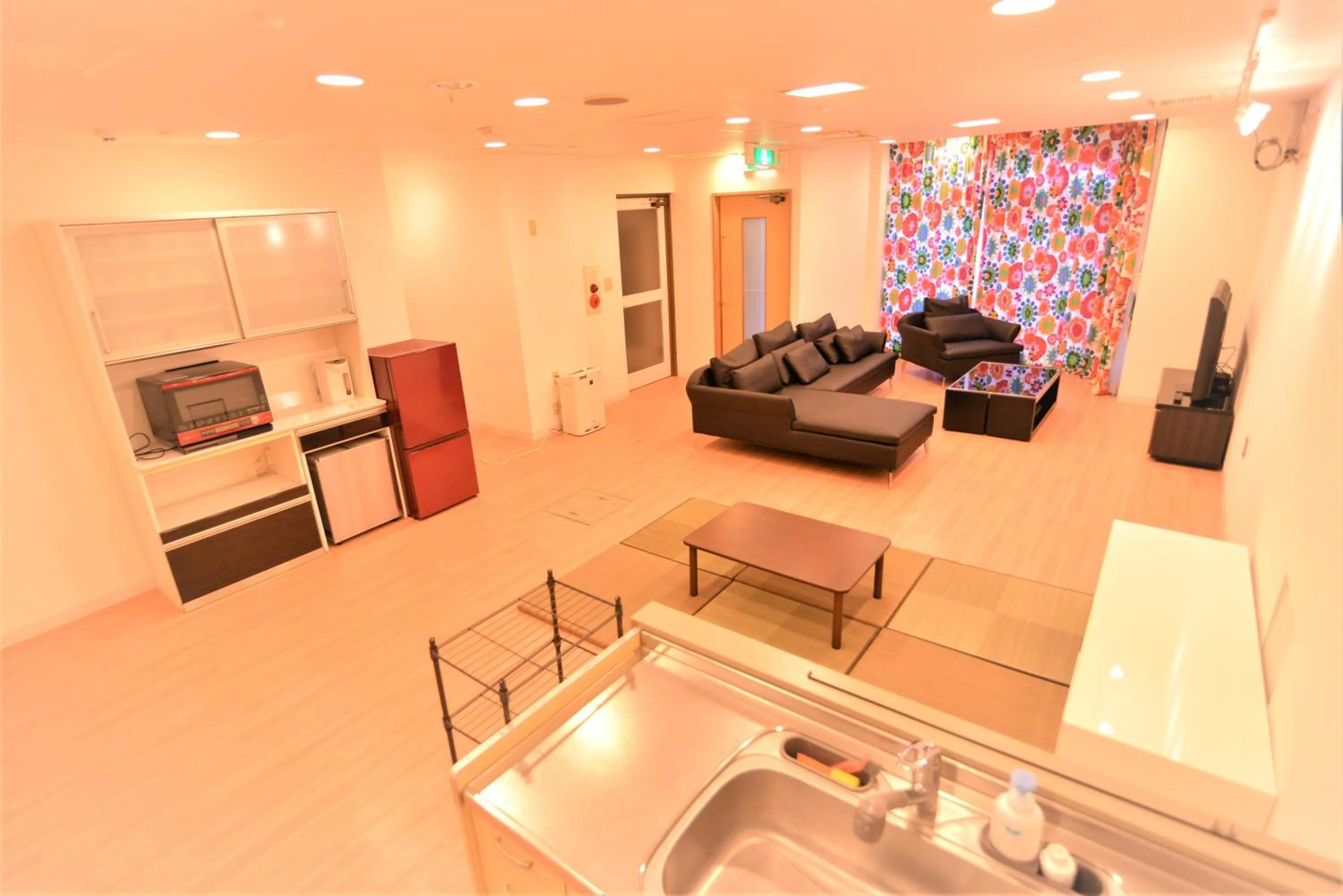 Communal lounge/ TV room in Syukur Ofuna