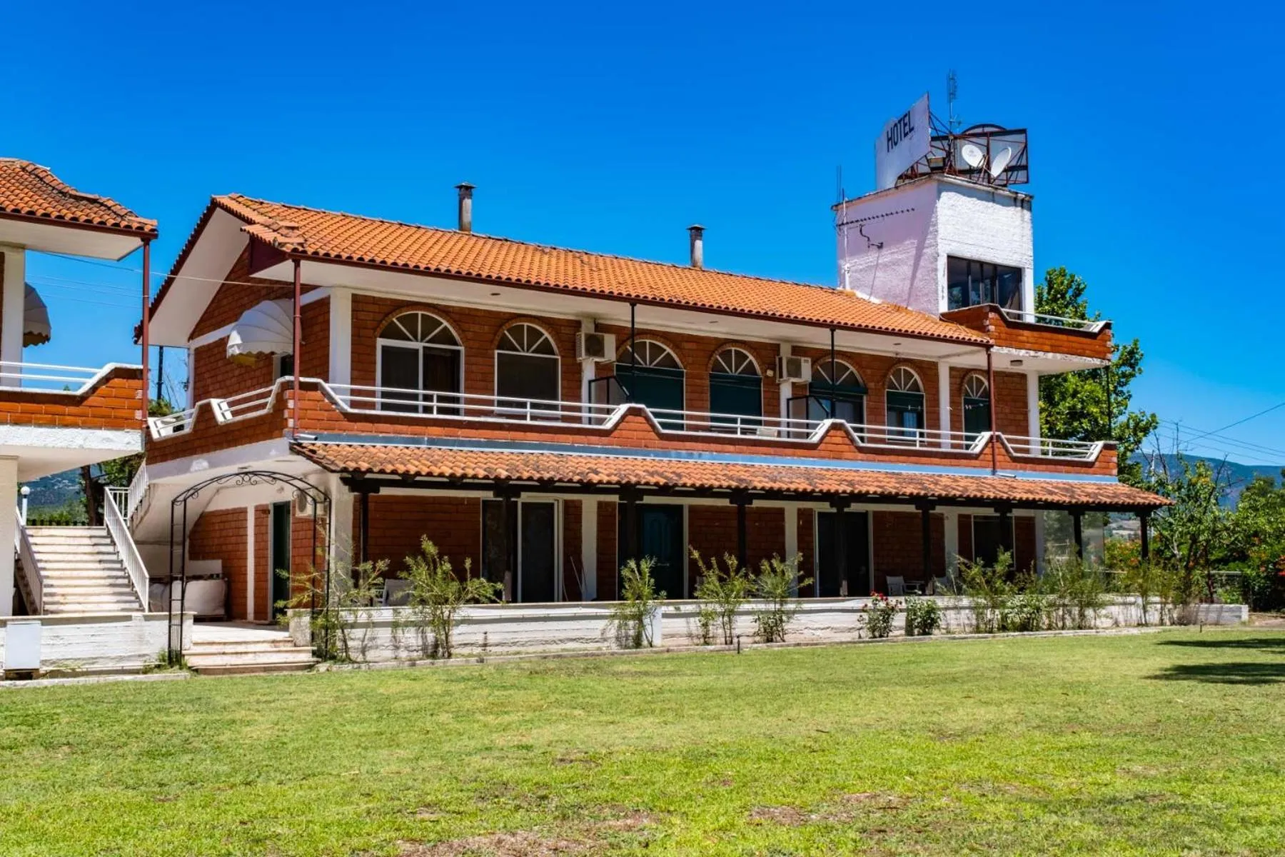 Property building in Tsamadanis Hotel & Bungalows Friends Family