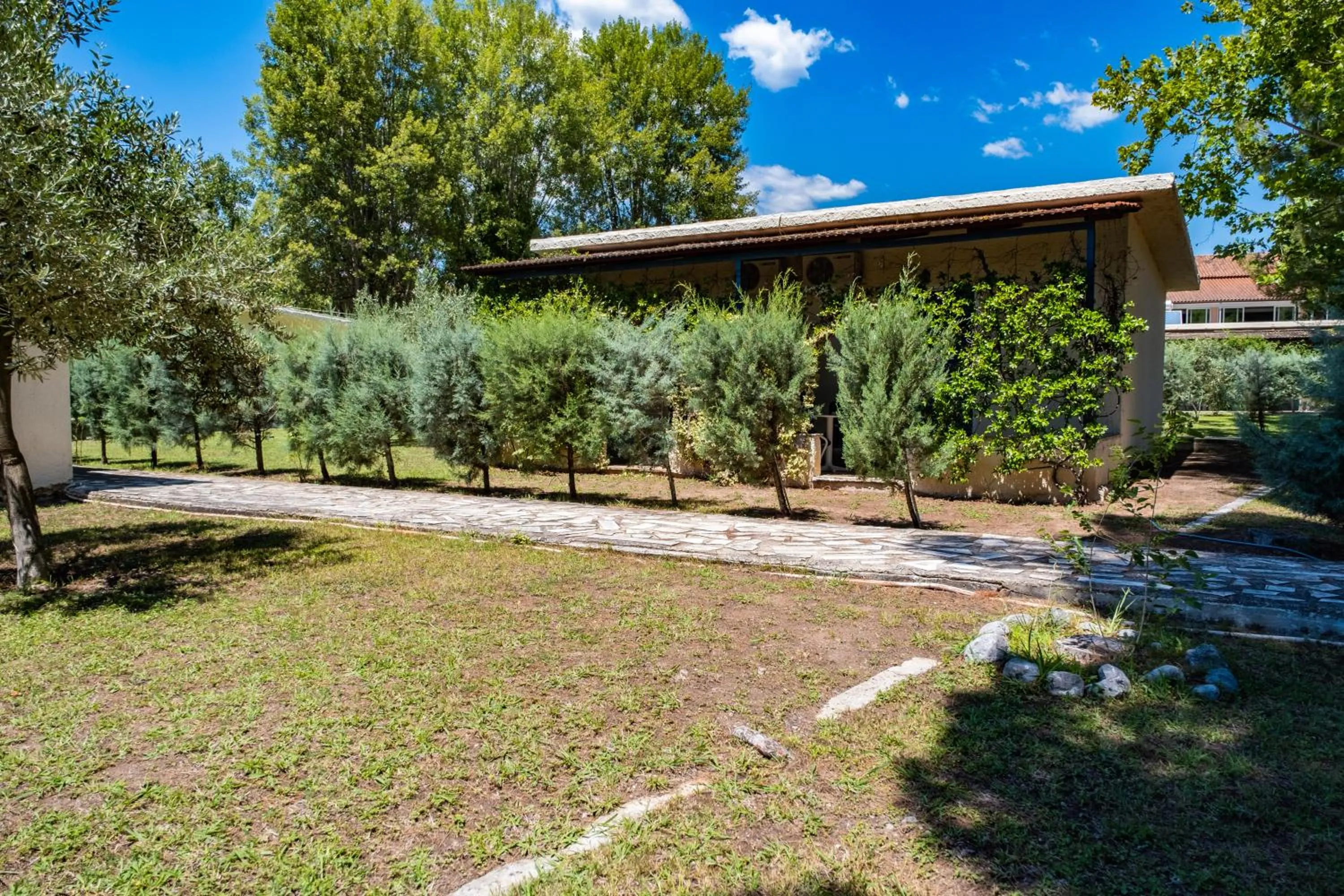 Garden in Tsamadanis Hotel & Bungalows Friends Family