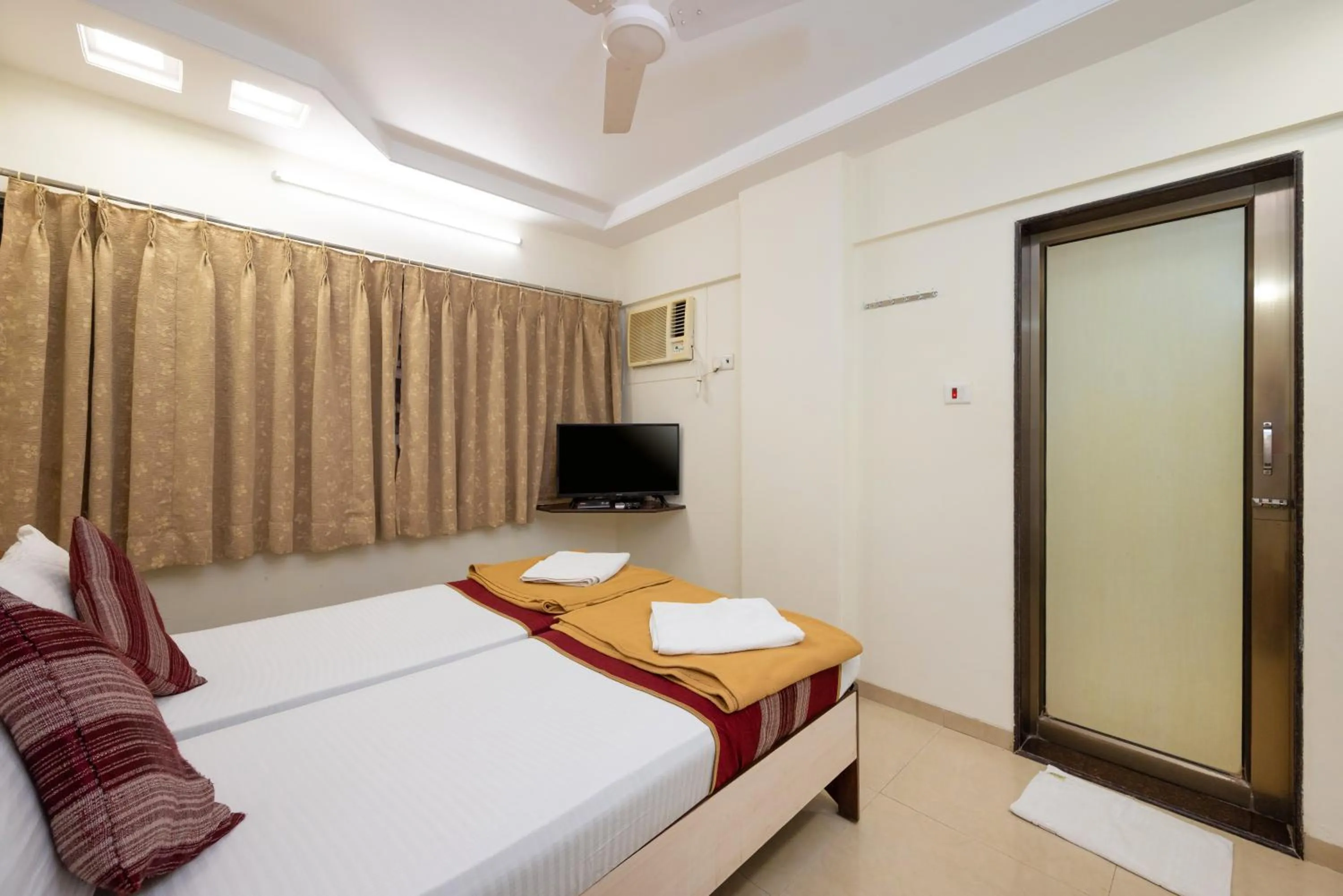 Bed in Hotel Kalpana Palace, Mumbai