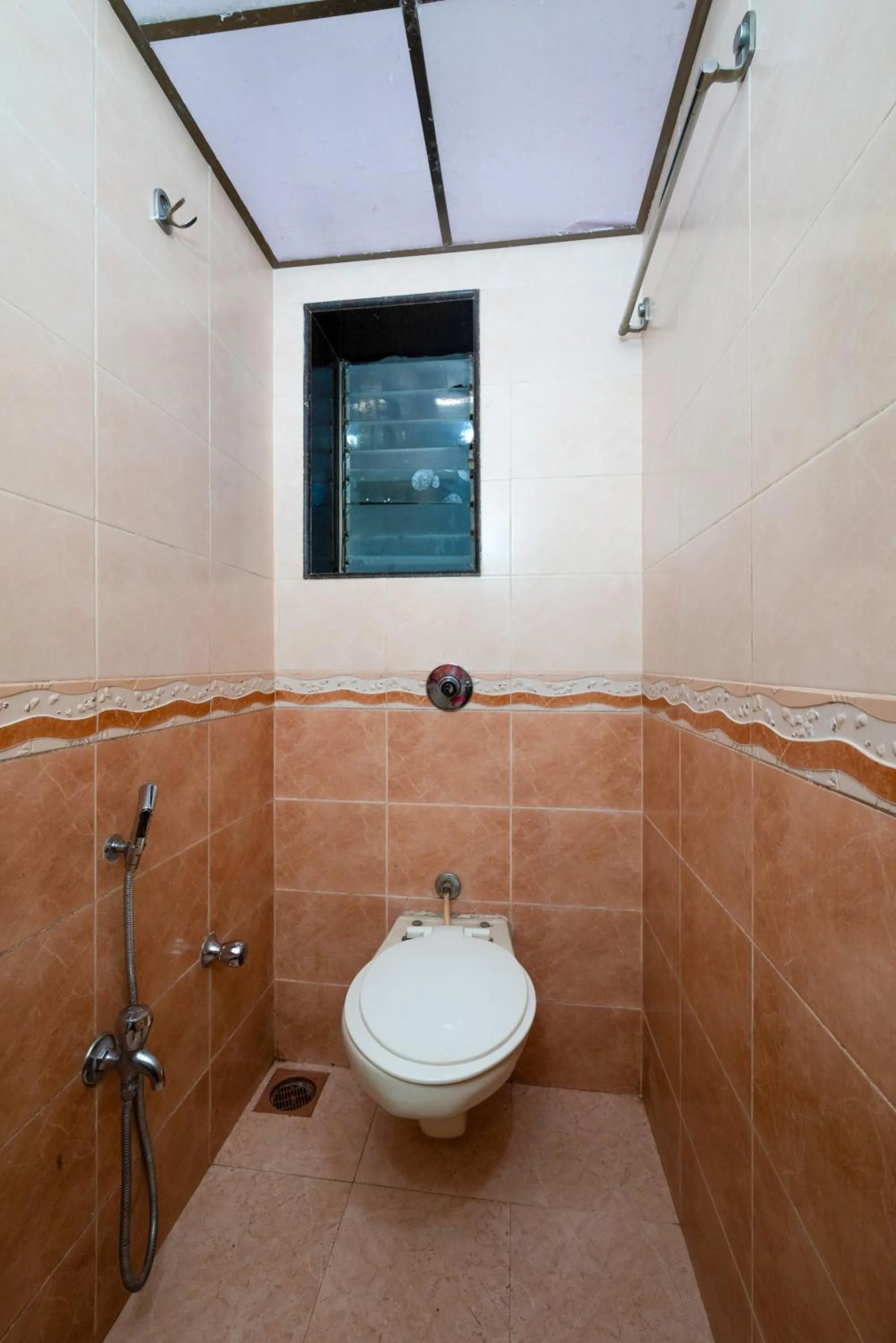 Shower in Hotel Kalpana Palace, Mumbai