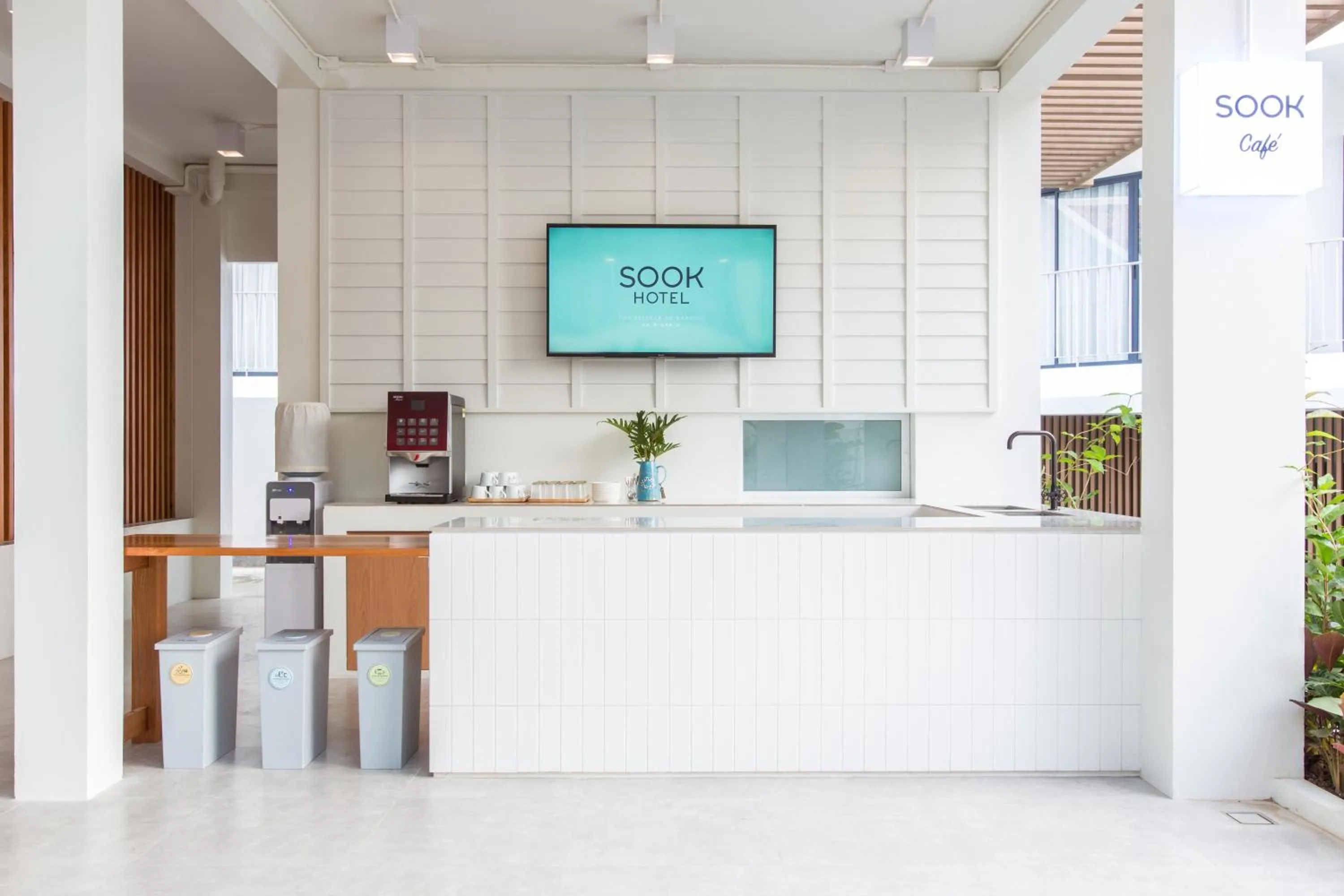 Restaurant/places to eat in Sook Hotel